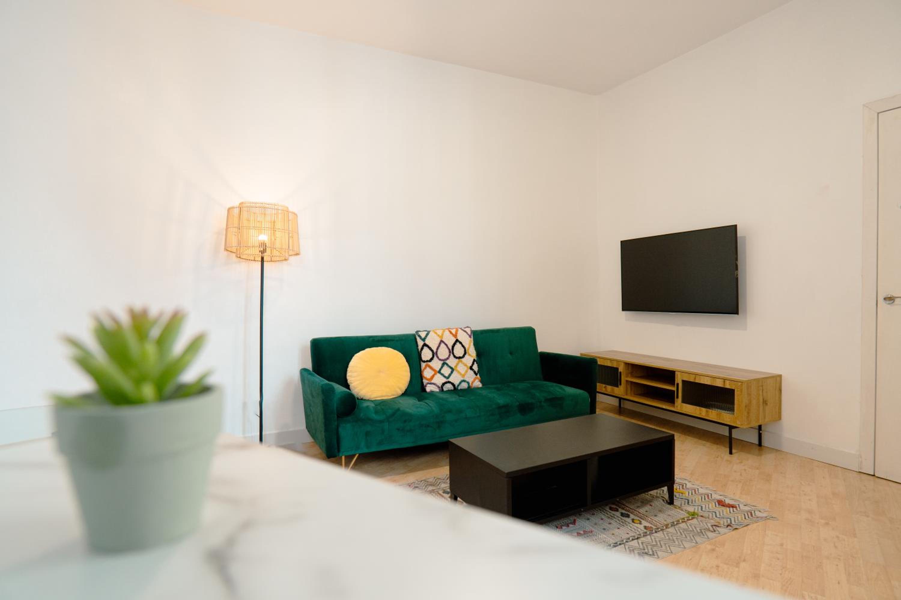 One-Bedroom Apartment - Photo 3