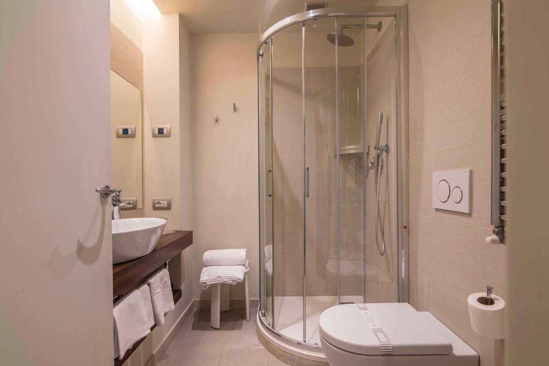 Standard Double or Twin Room - Photo 8