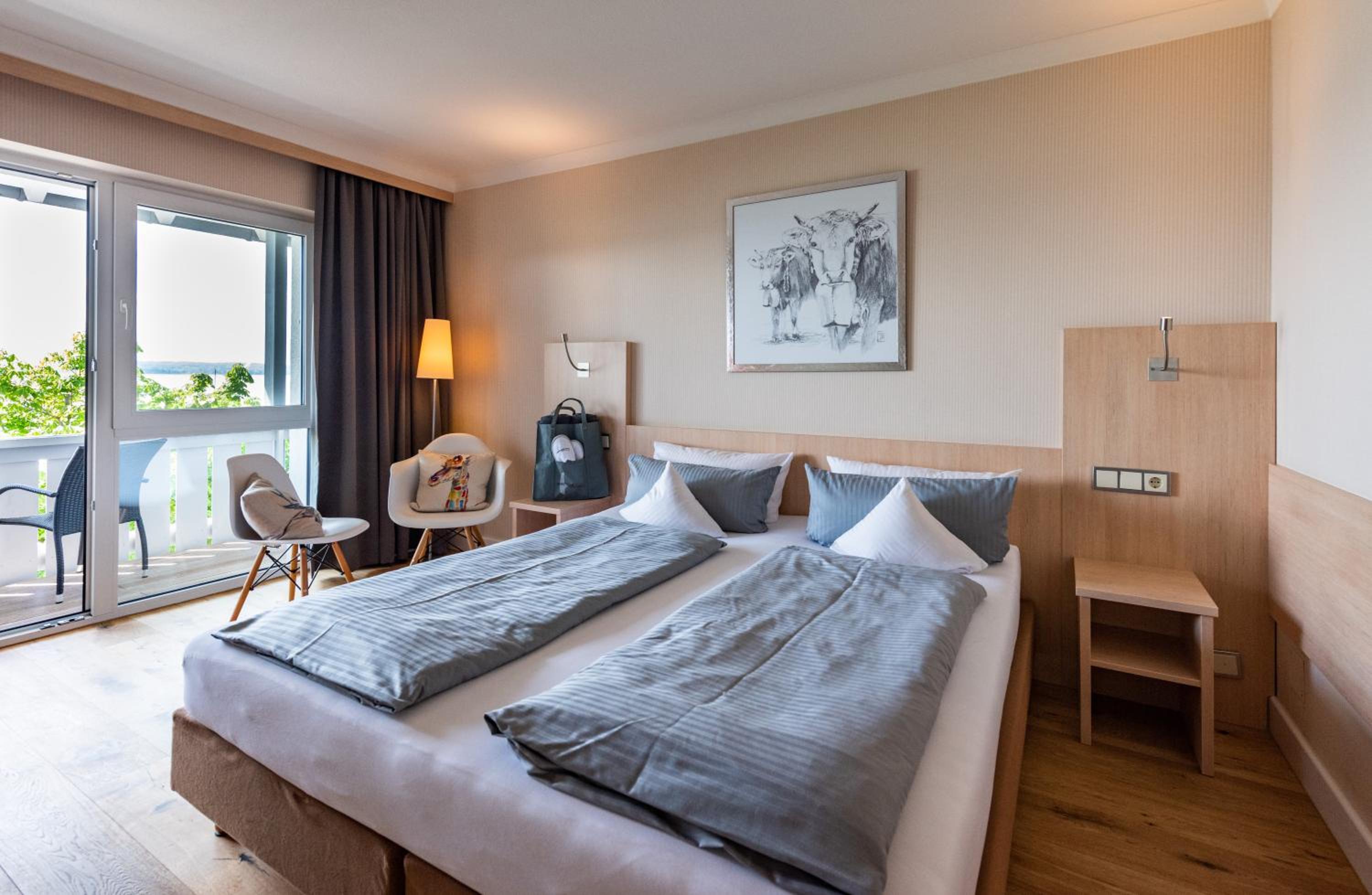 Standard Double Room with Lake View and Balcony photo 3