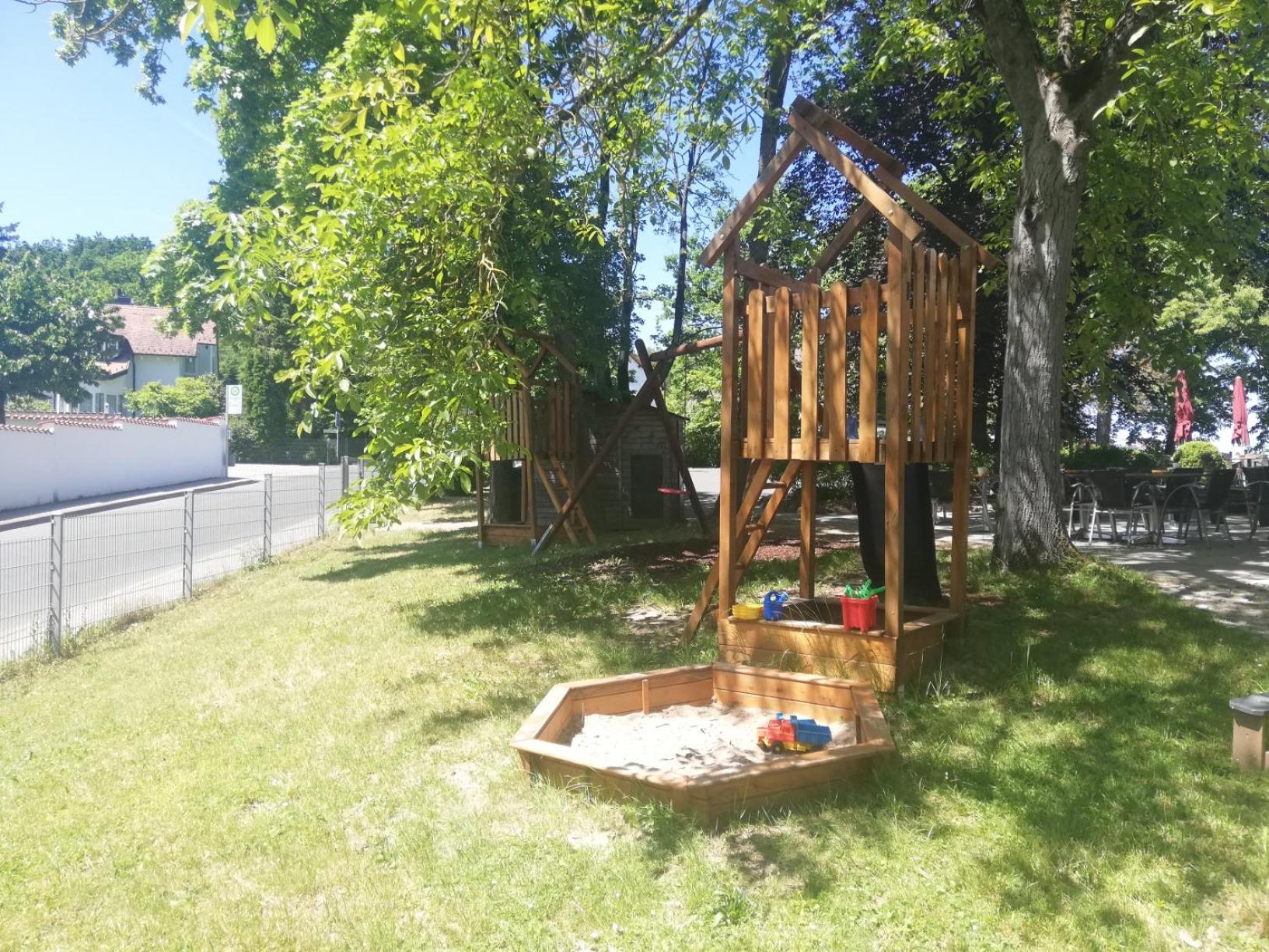 Family Room with Garden View - Photo 15