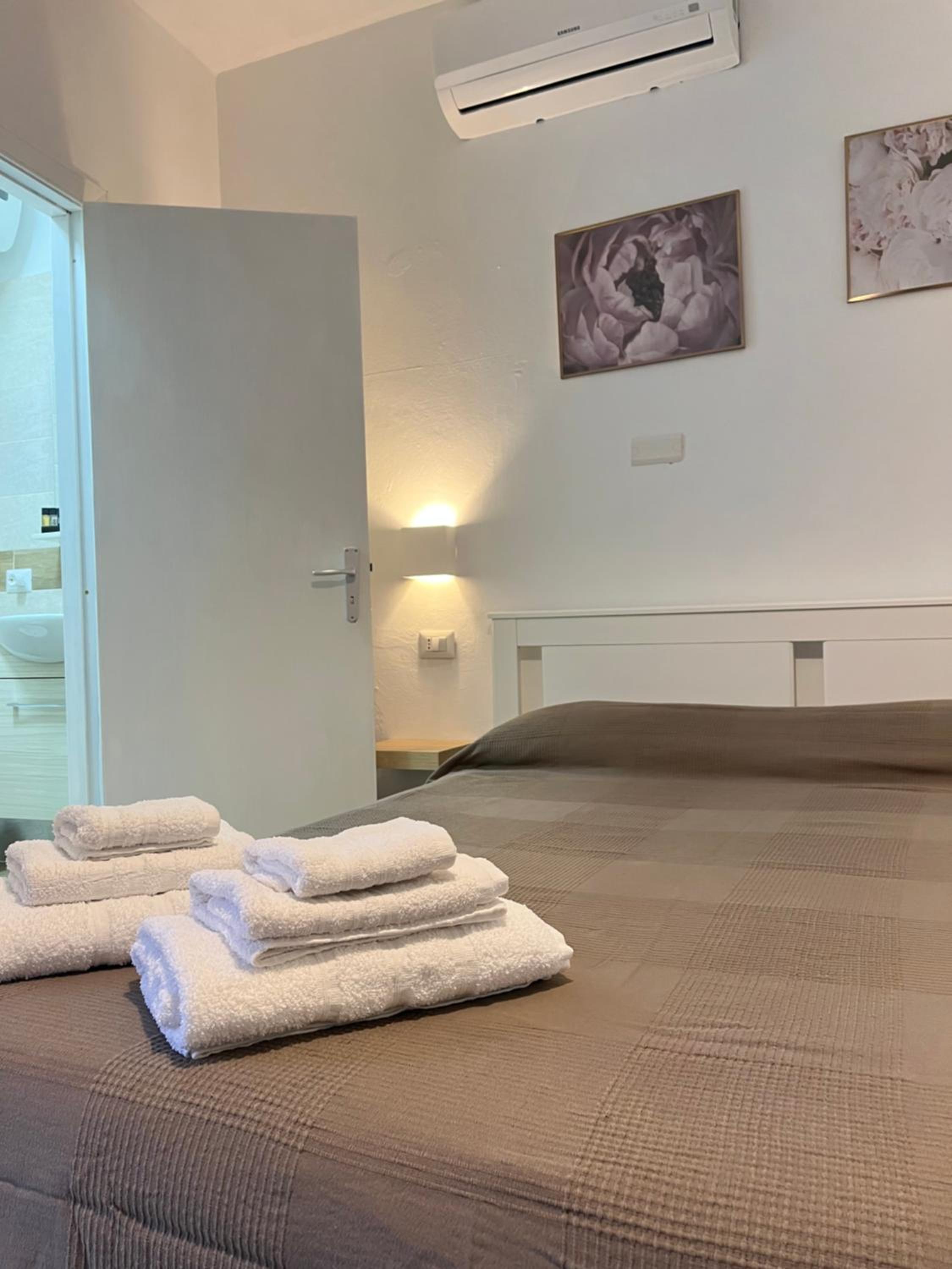 Double Room with Private Bathroom - Photo 7