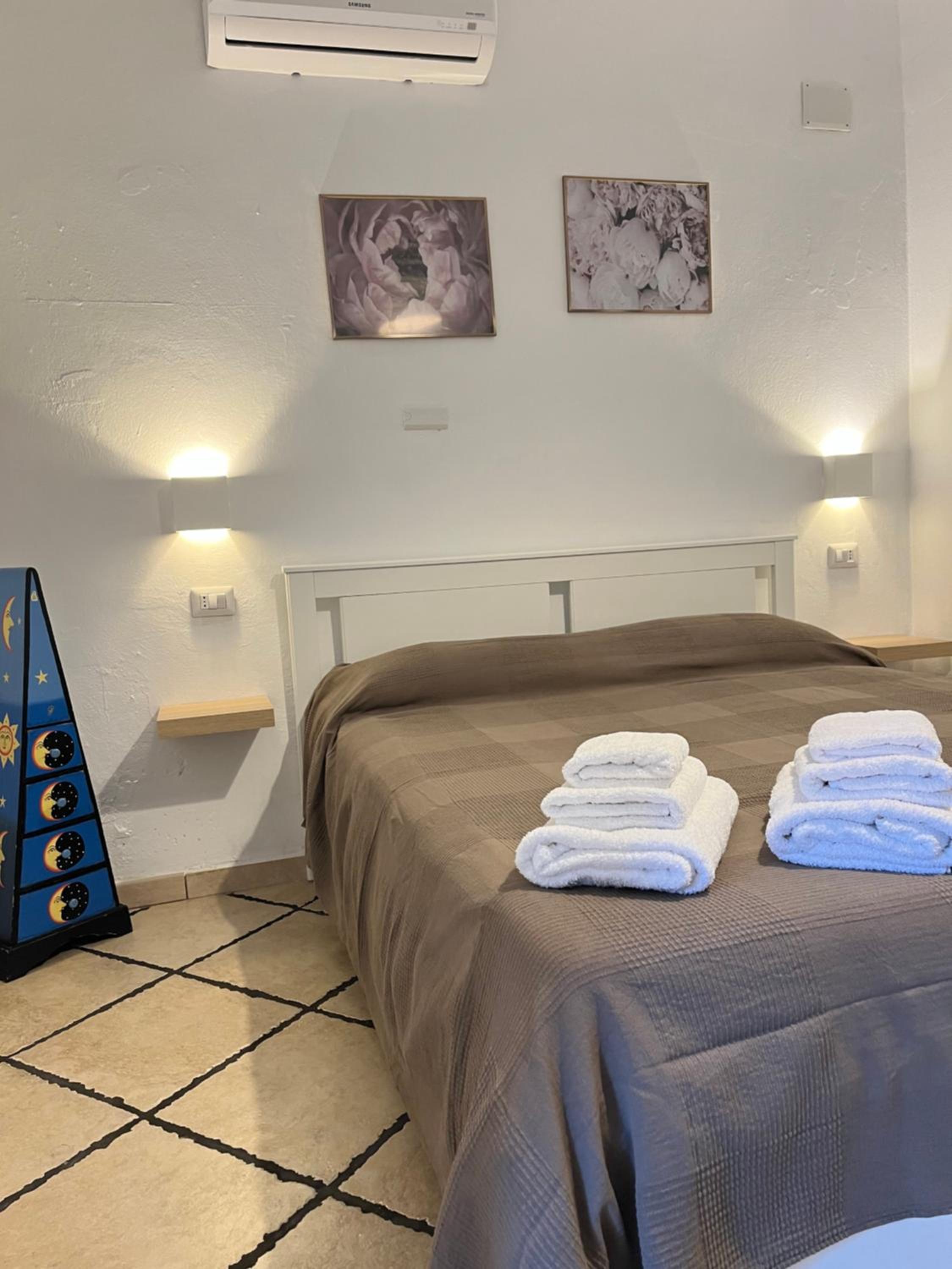 Double Room with Private Bathroom - Photo 9
