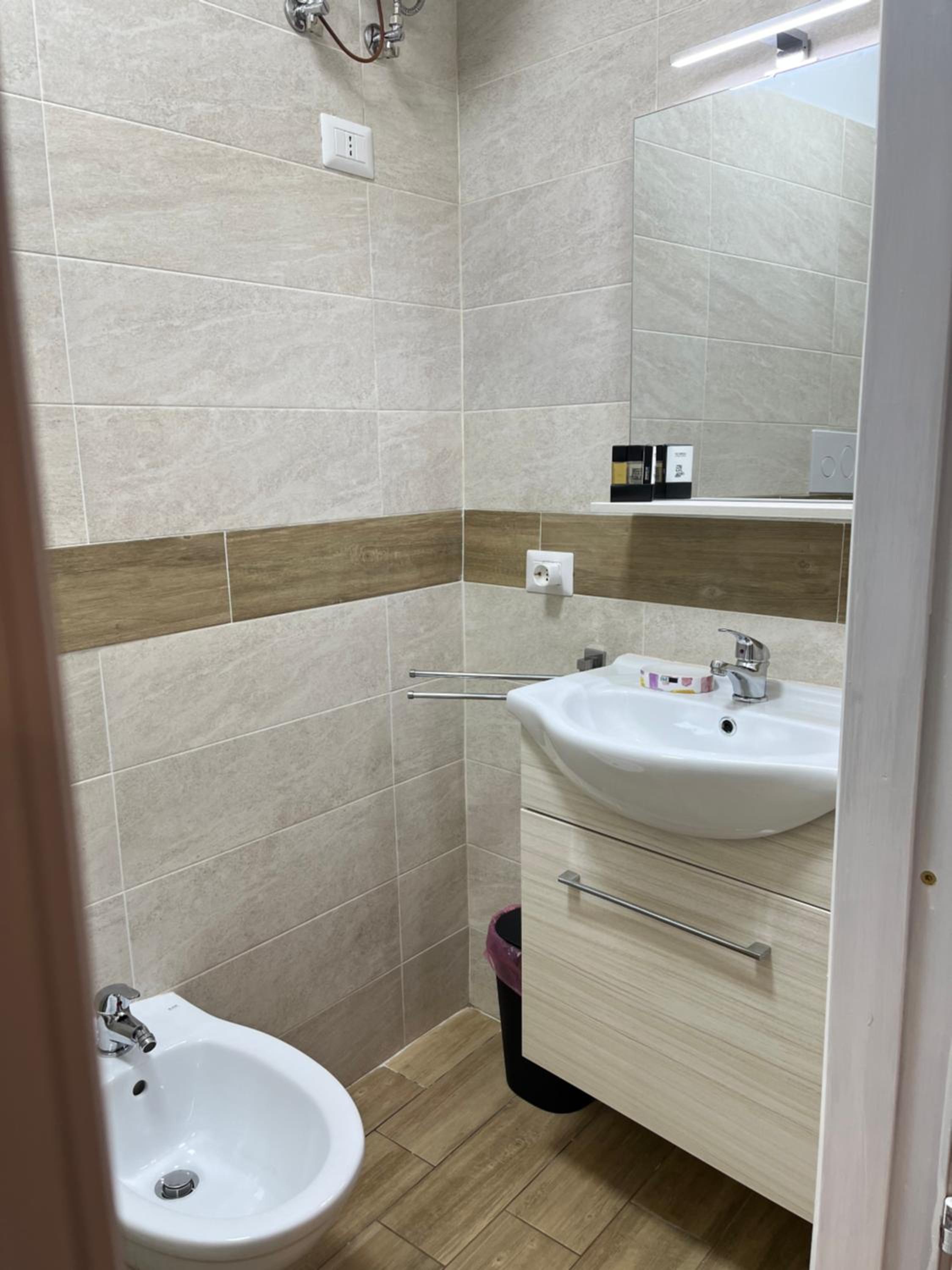 Double Room with Private Bathroom - Photo 6