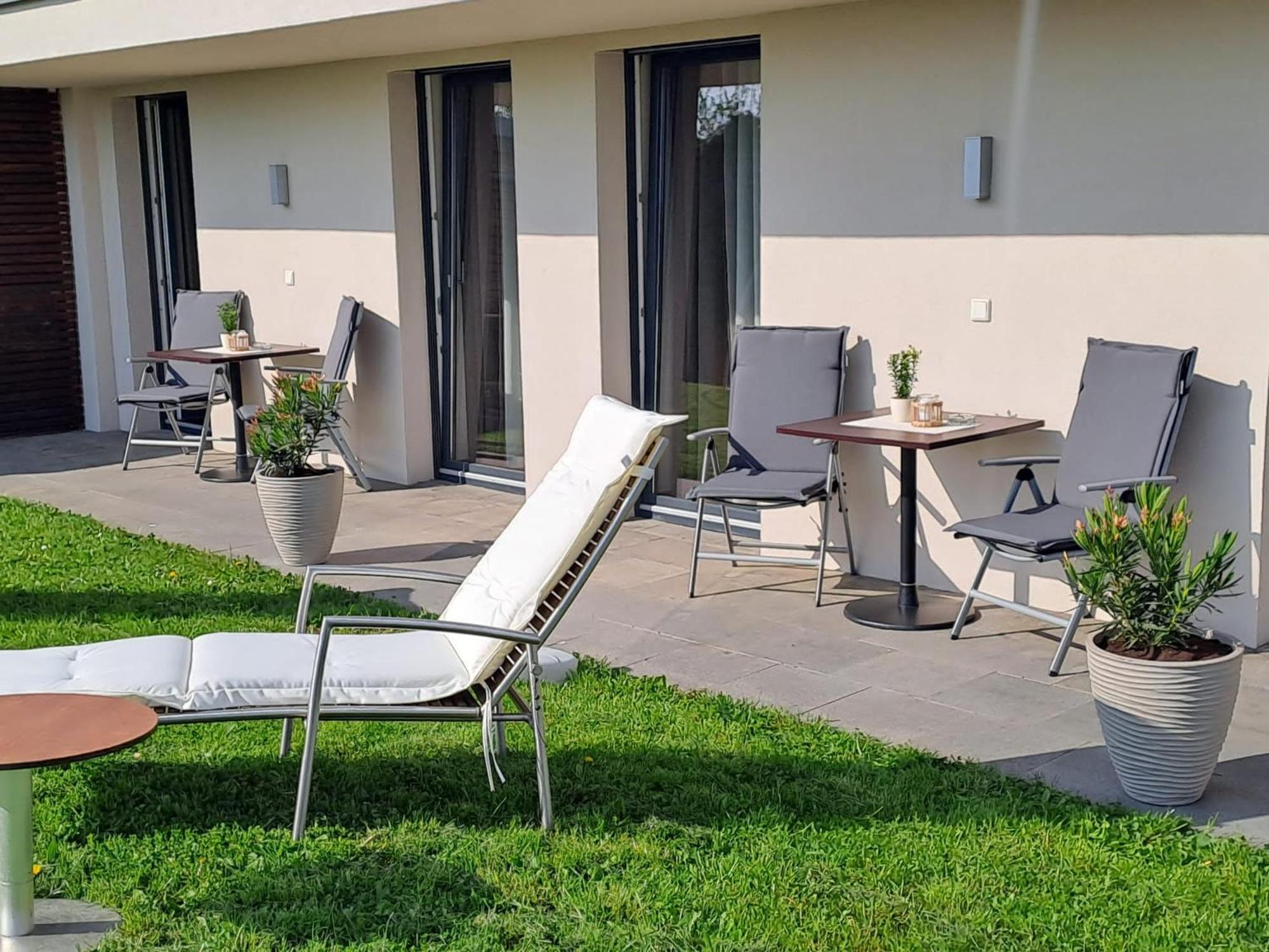 Family Room with Garden View - Photo 9