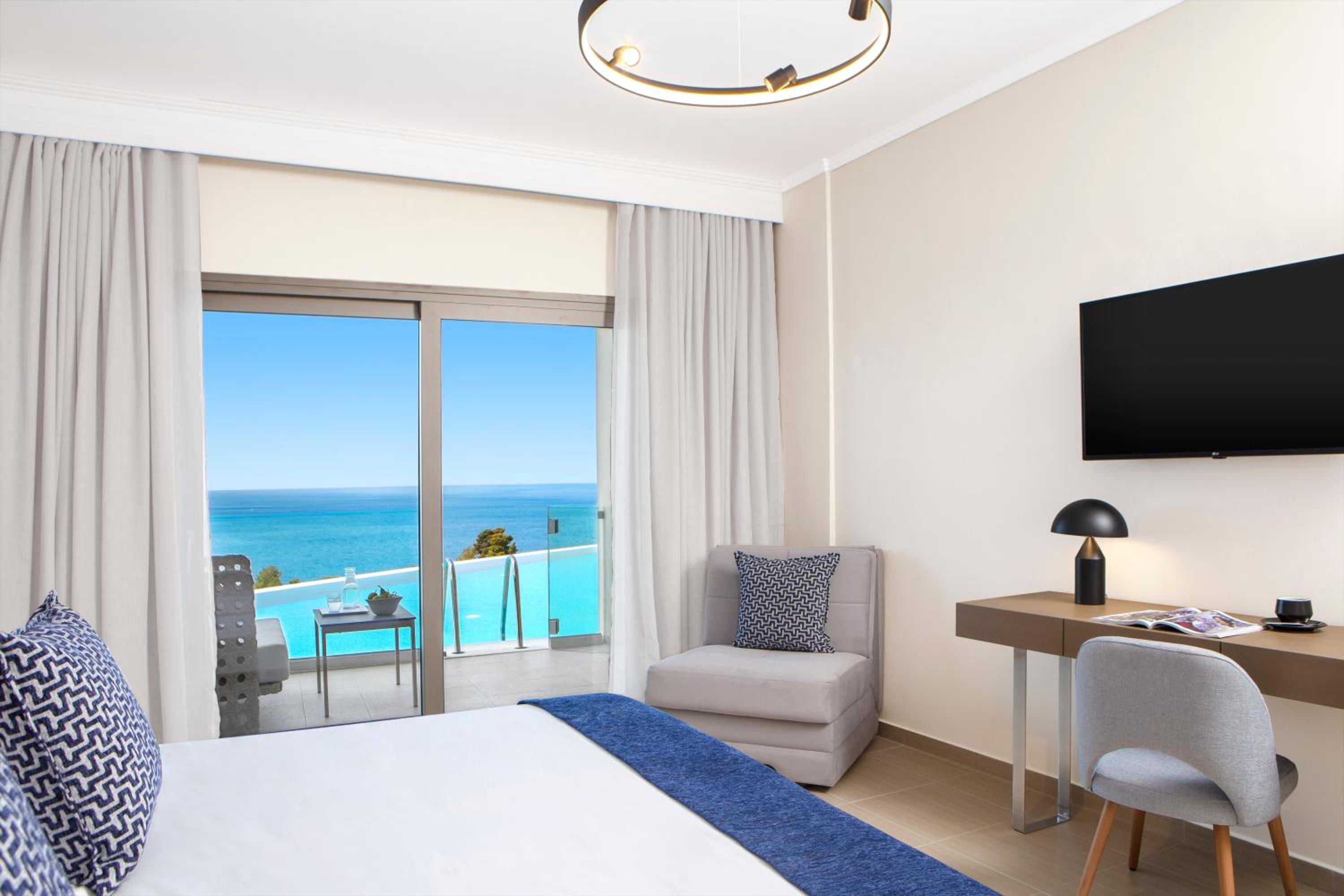 DELUXE DOUBLE ROOM SHARING POOL - Photo 1