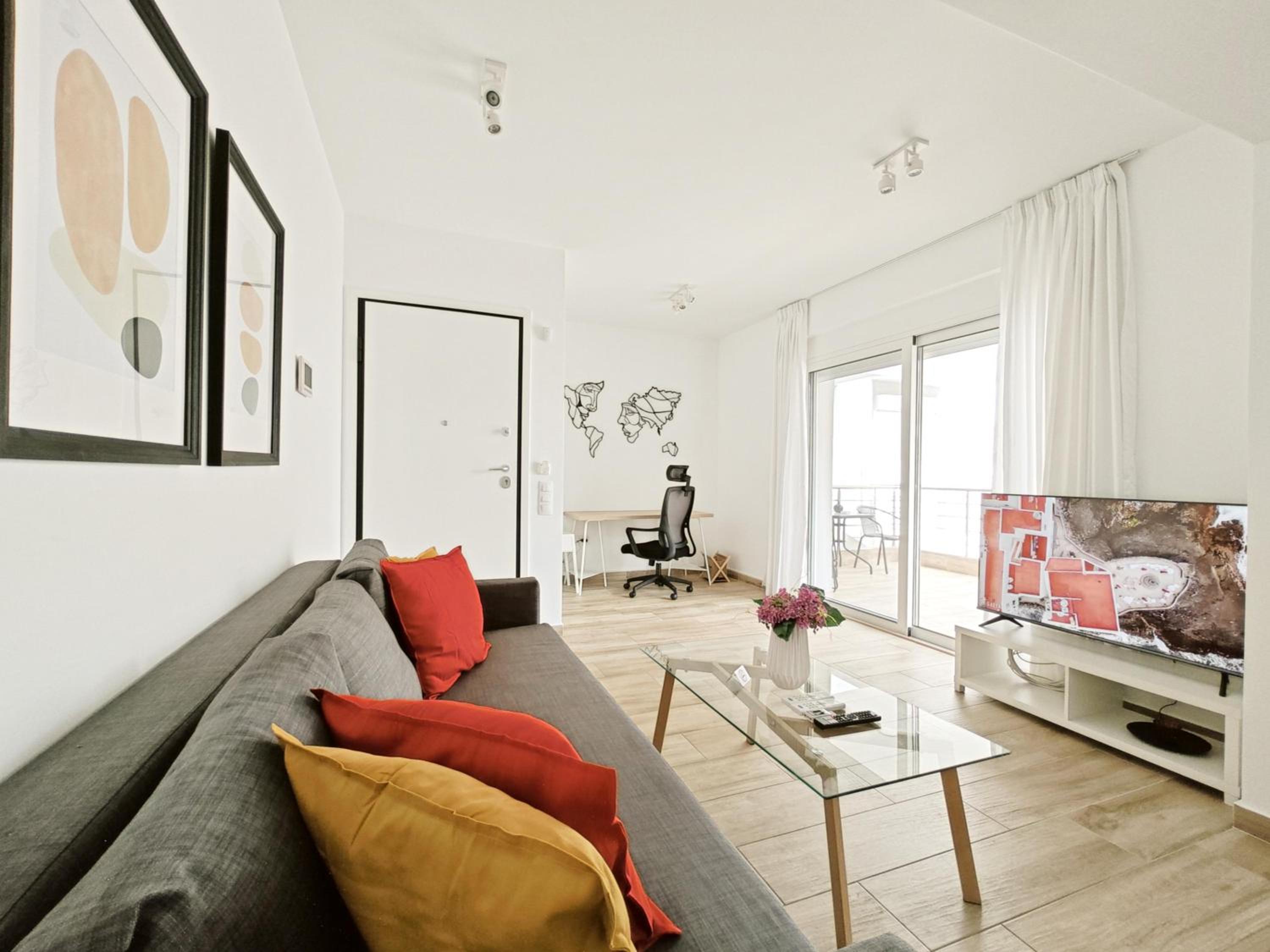 One-Bedroom Apartment photo 1