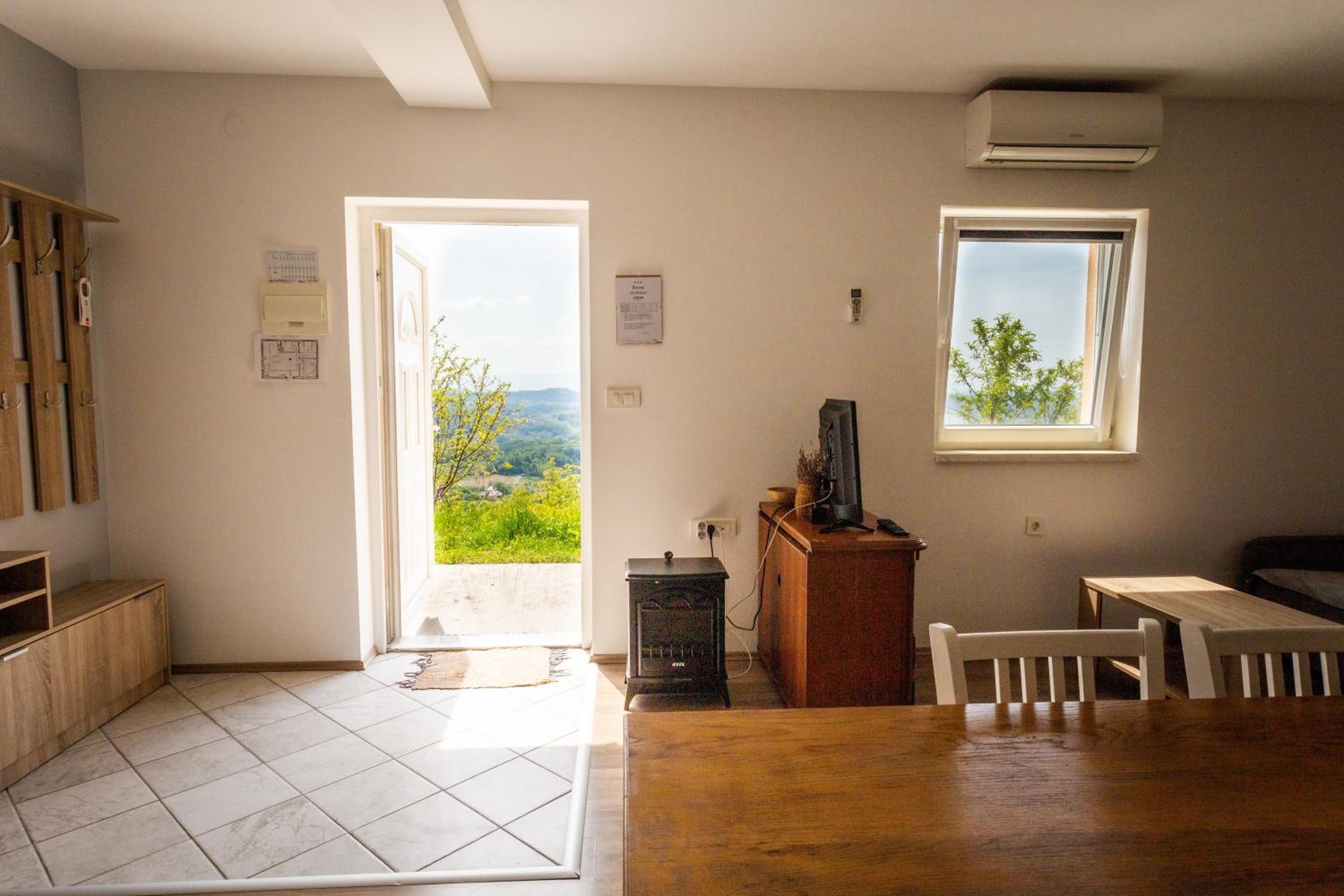 Apartment with Mountain View photo 2
