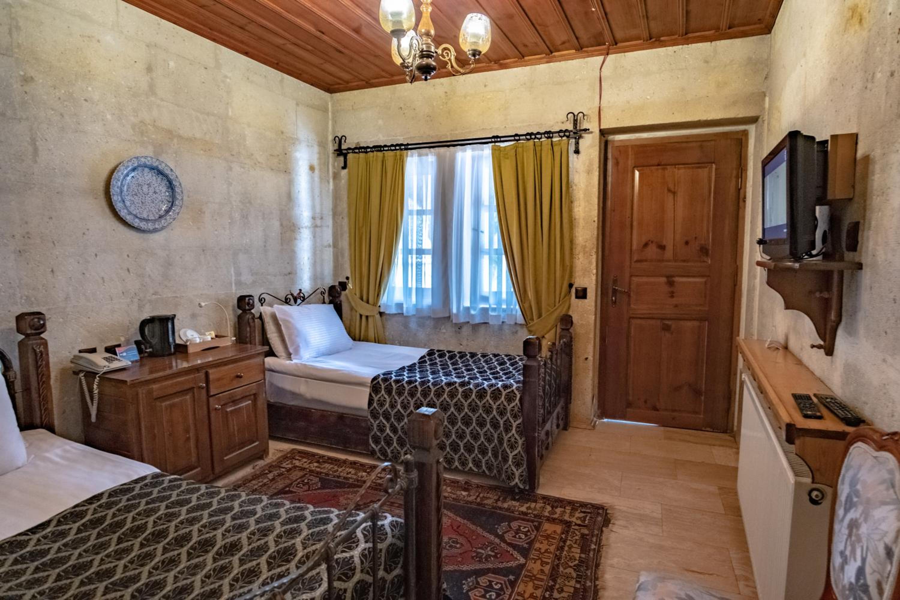 Standard Twin Room - Photo 1