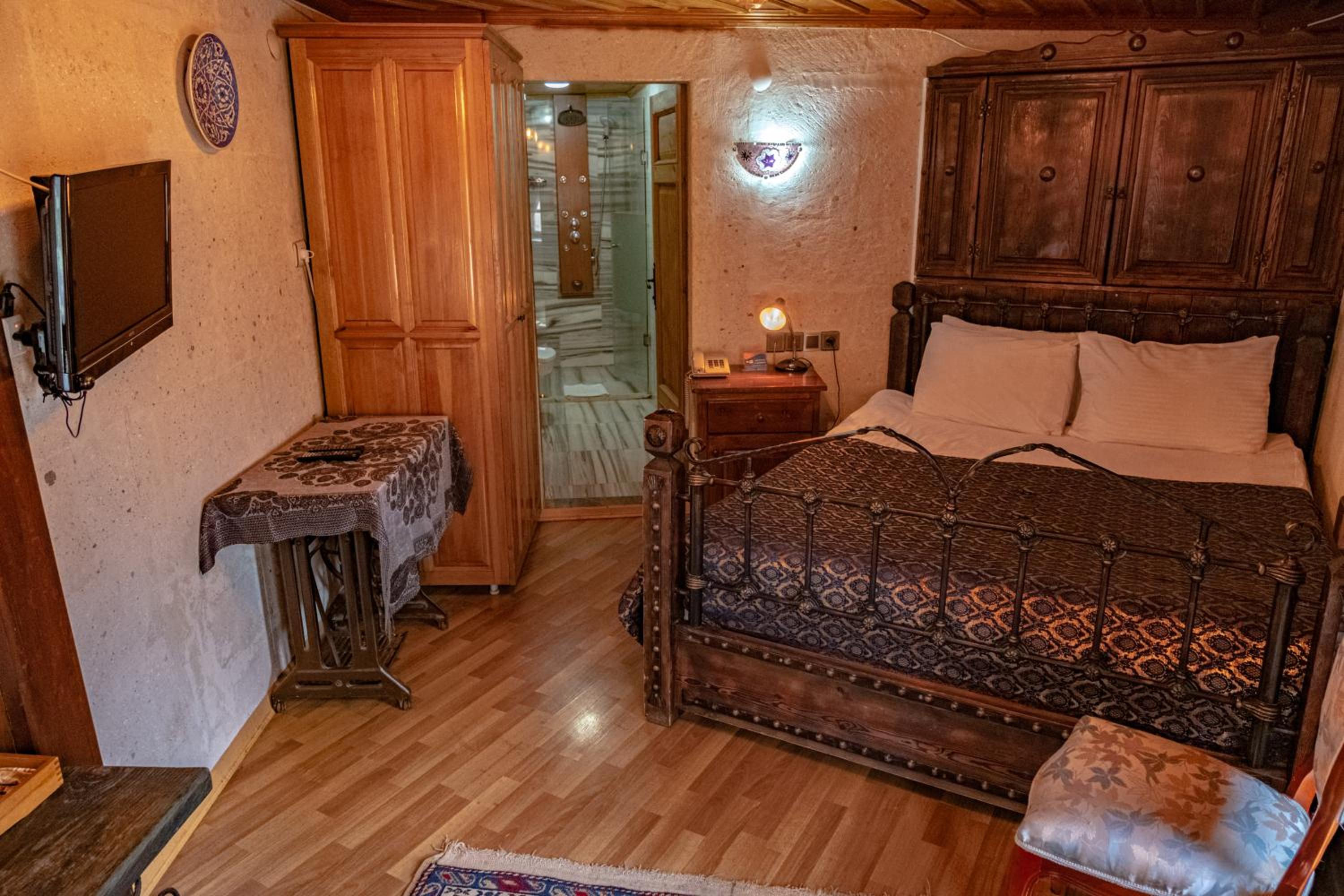 Deluxe Double Room - Photo 11