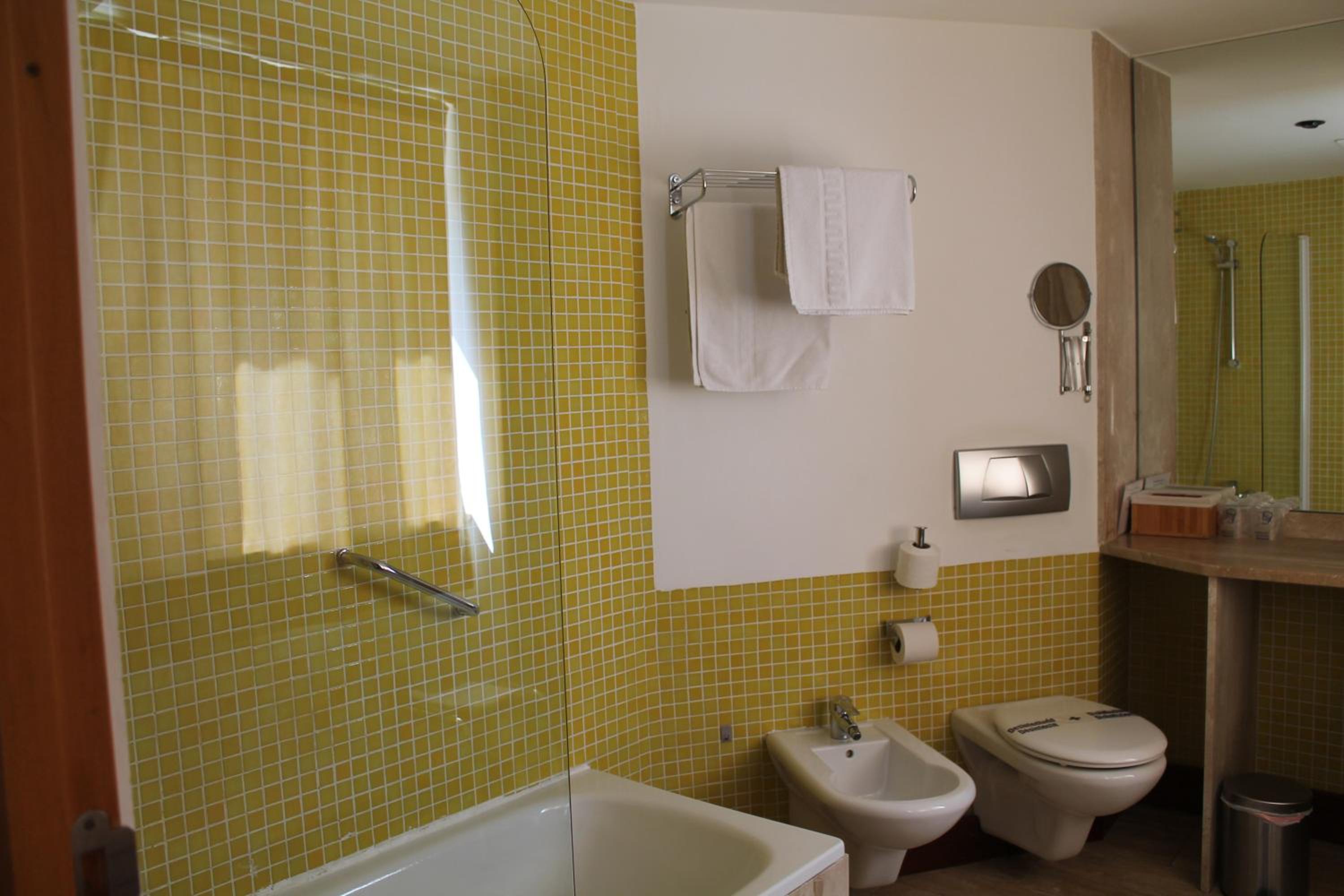 Standard Double Room - Photo 13