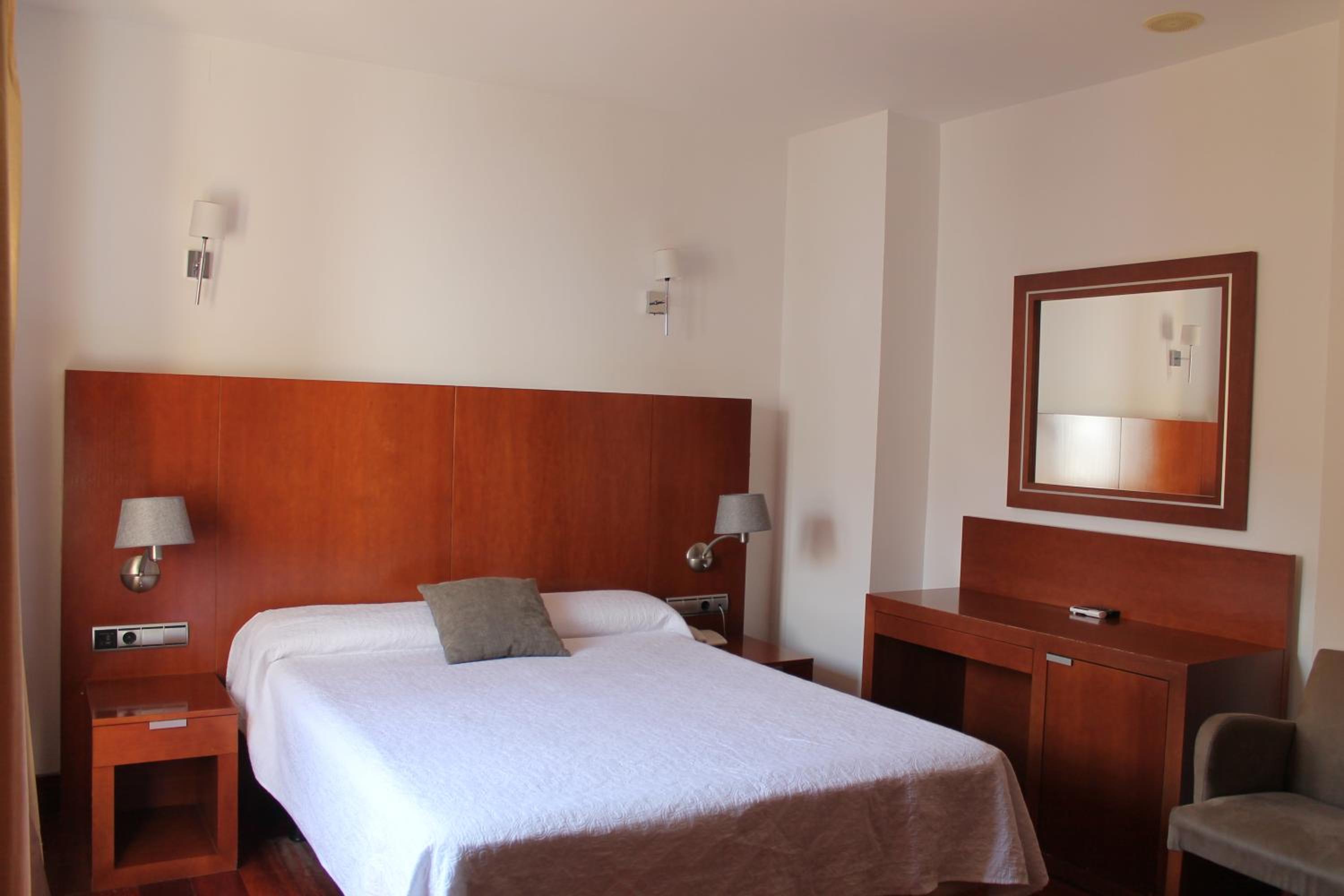 Standard Double Room - Photo 18