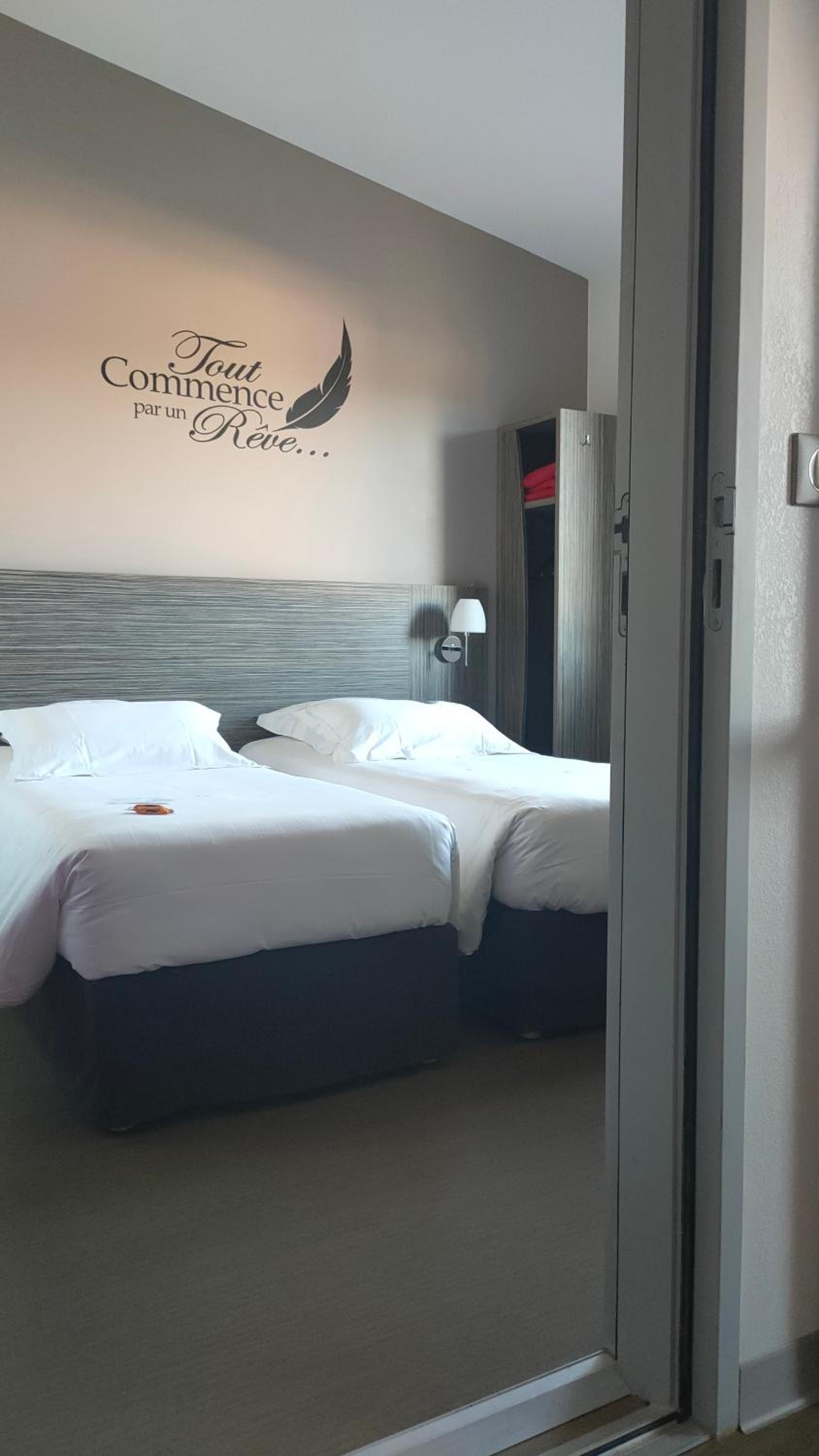 Twin Room - Photo 2