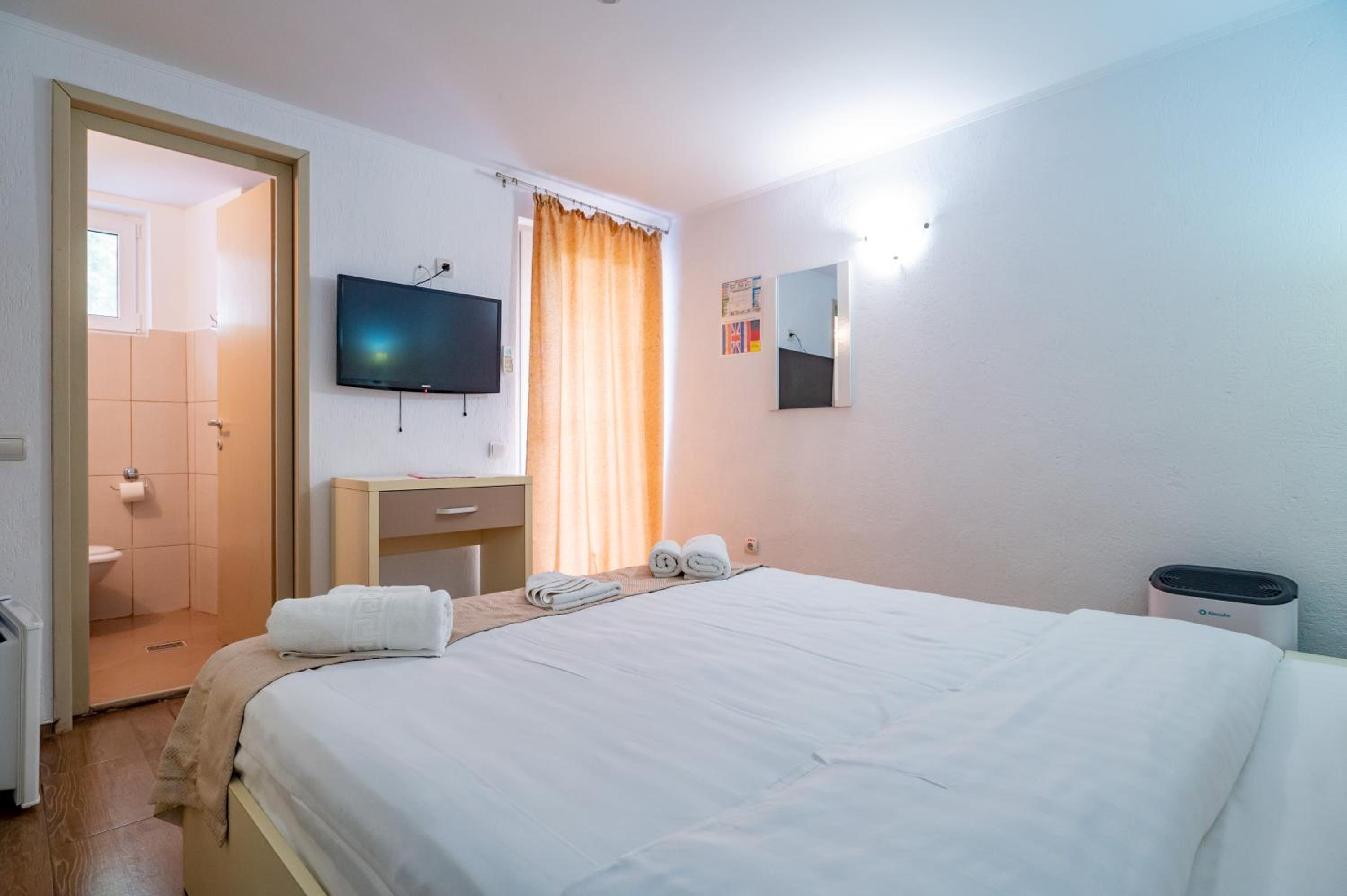 Economy Double Room with Terrace photo 2