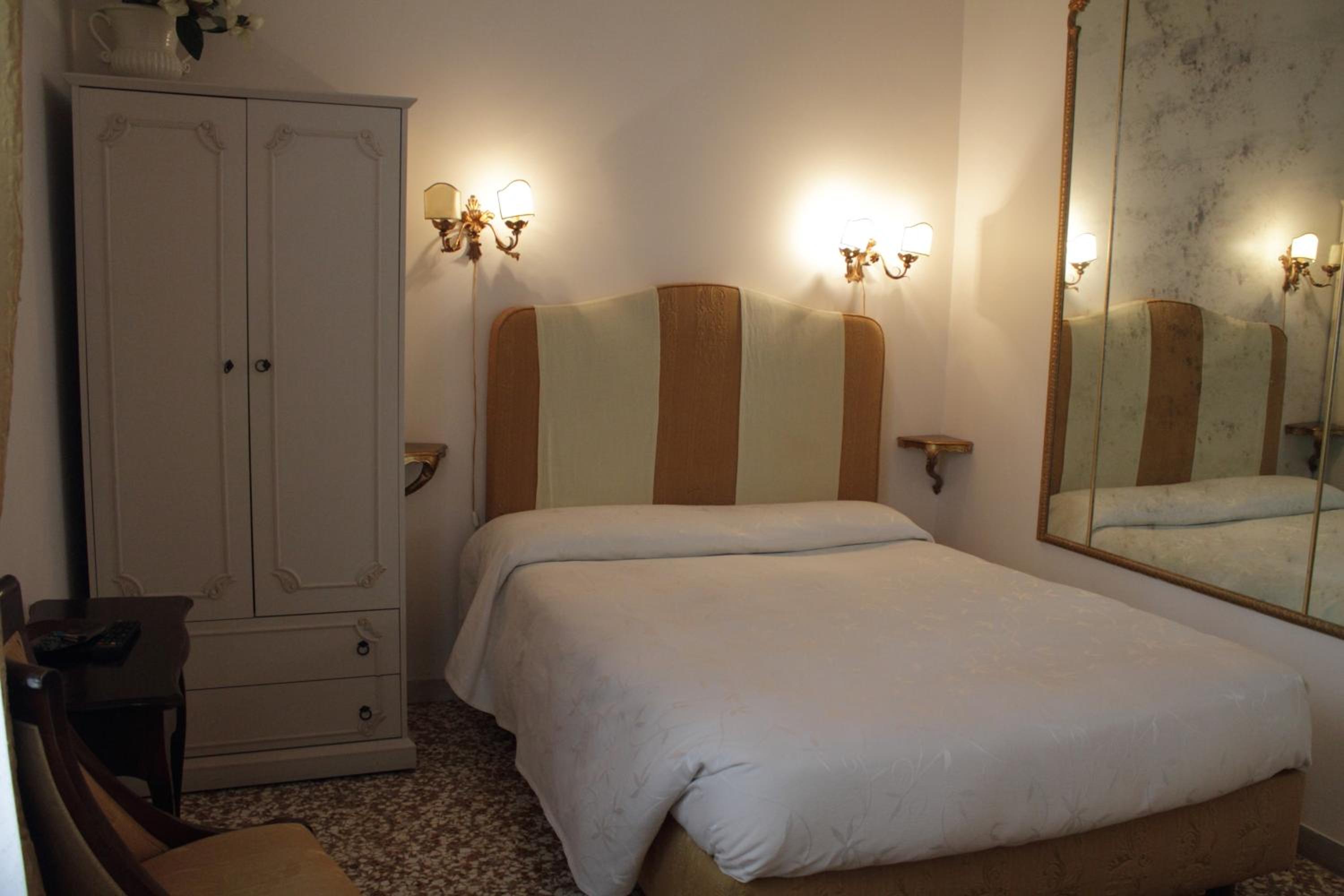 Small Double Room photo 1