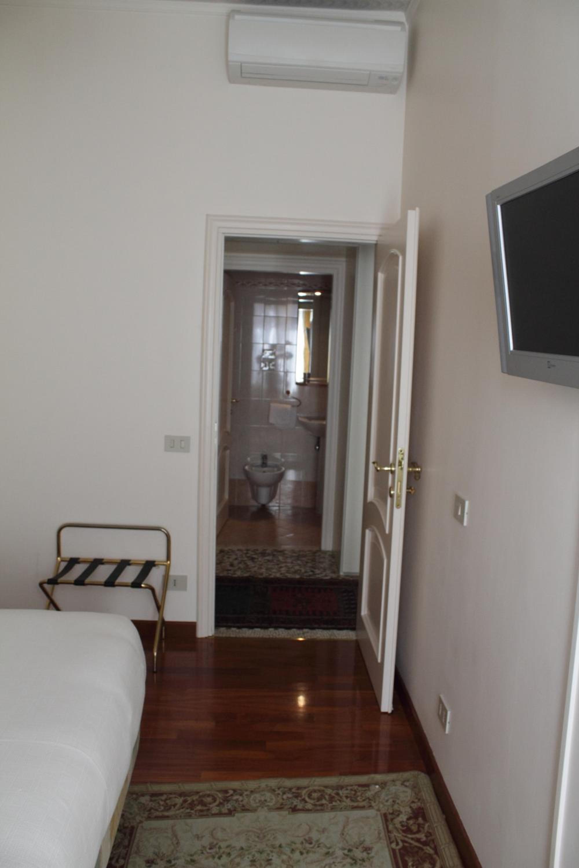 Double Room with External Private Bathroom photo 1