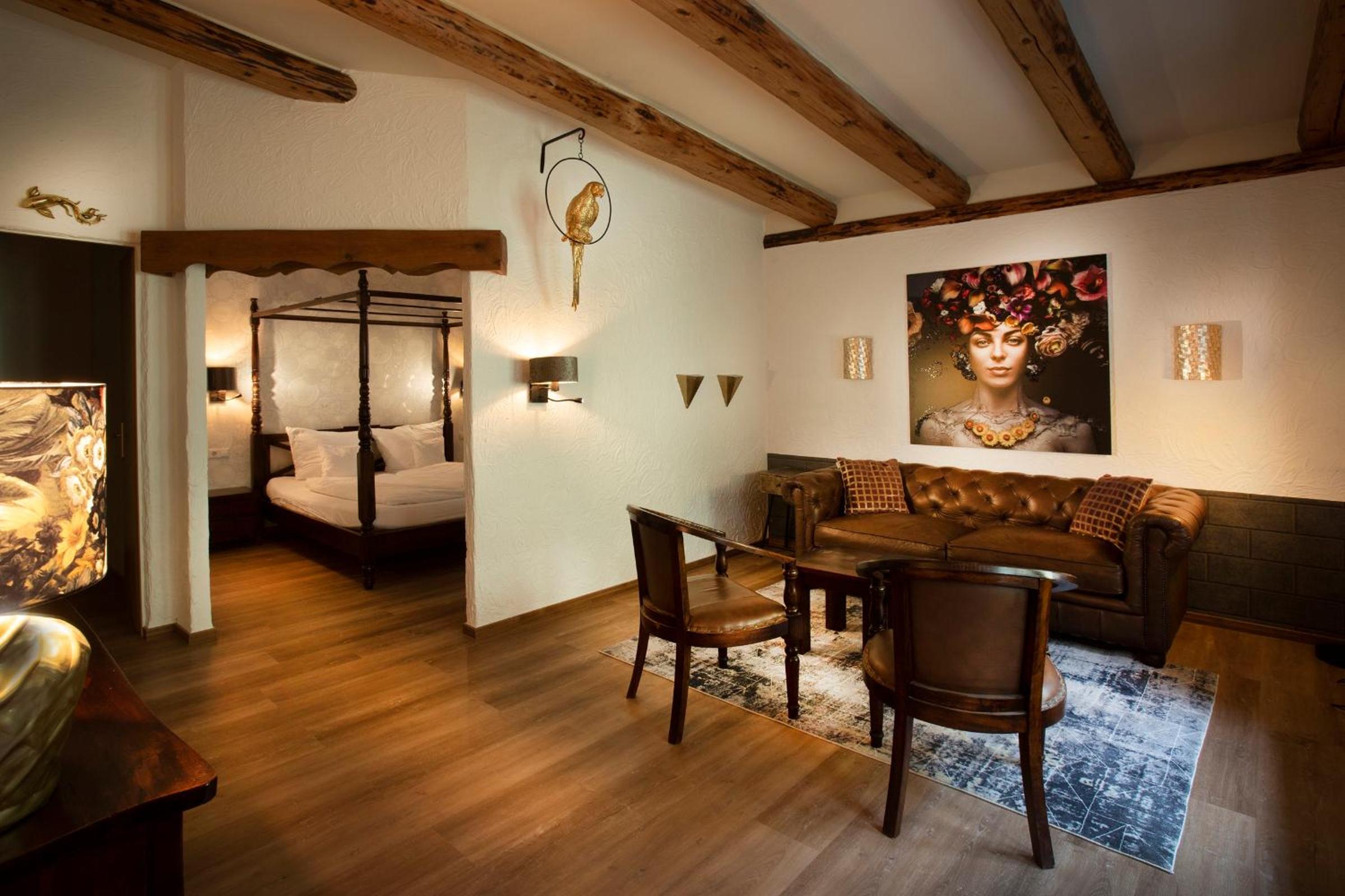Suite - Photo 1