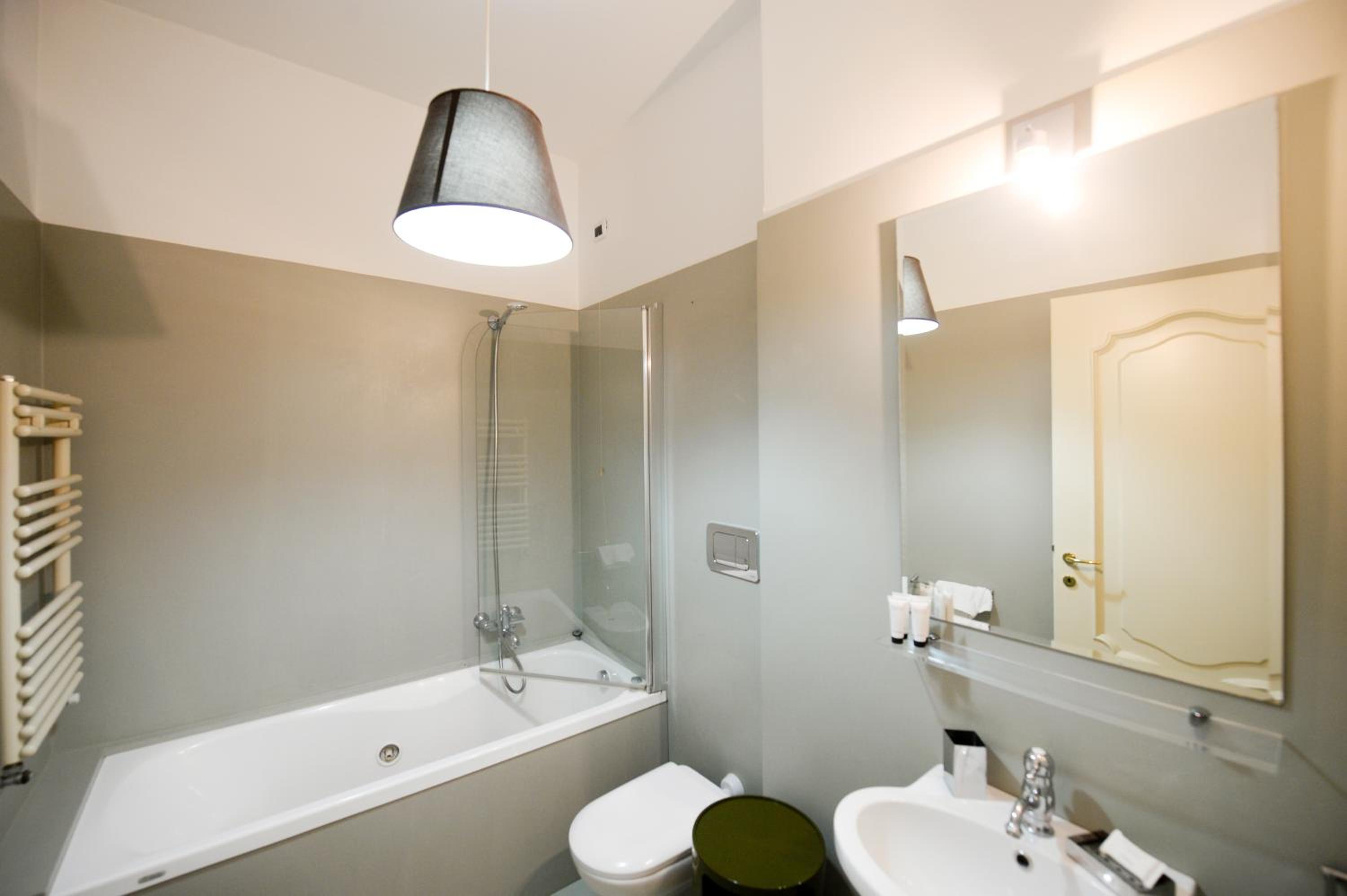 Deluxe One-Bedroom Apartment with River View photo 3