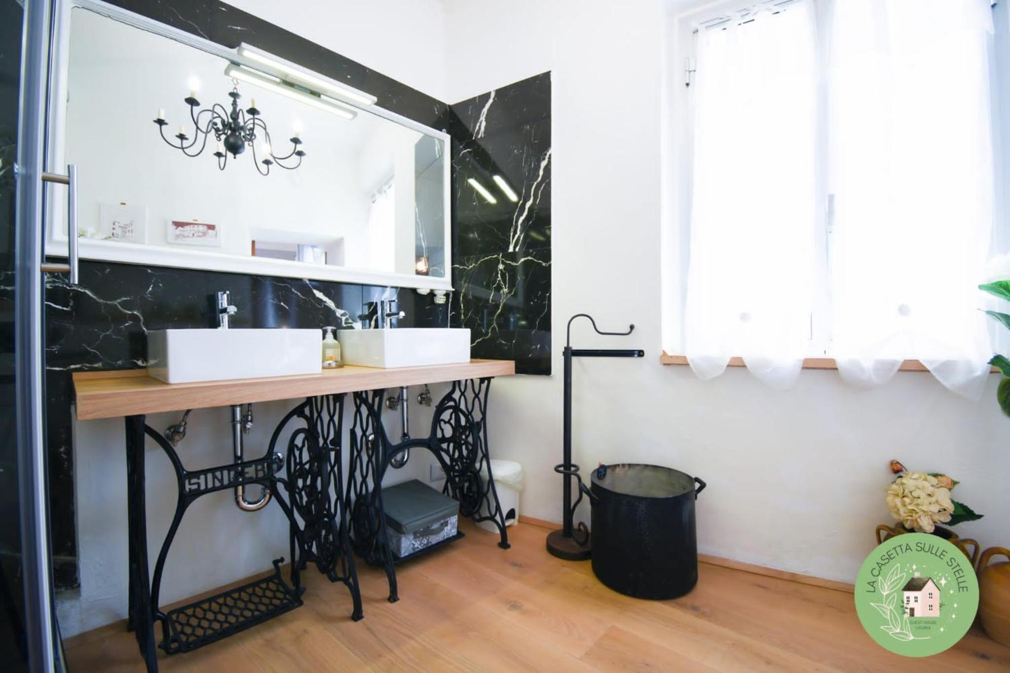 Double Room with Balcony - Photo 8