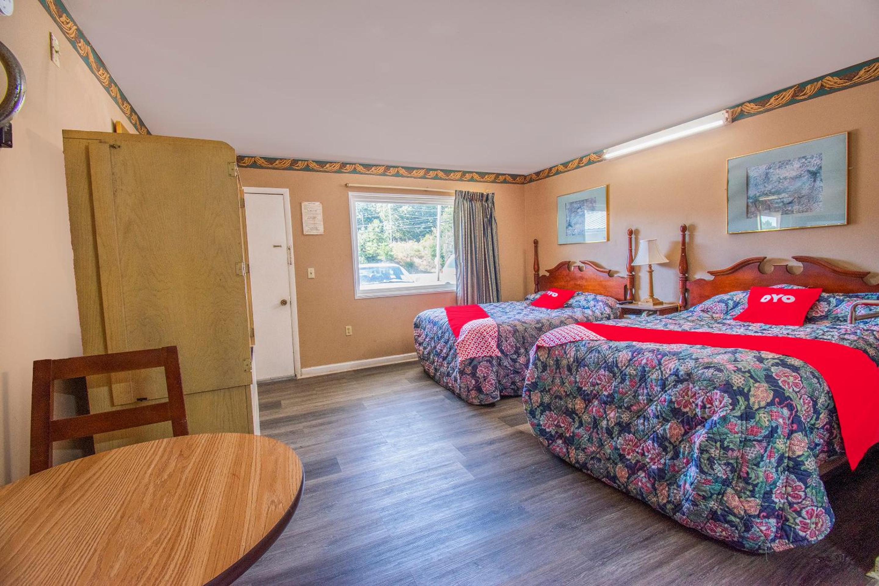 Double Room with Two Double Beds - Photo 2