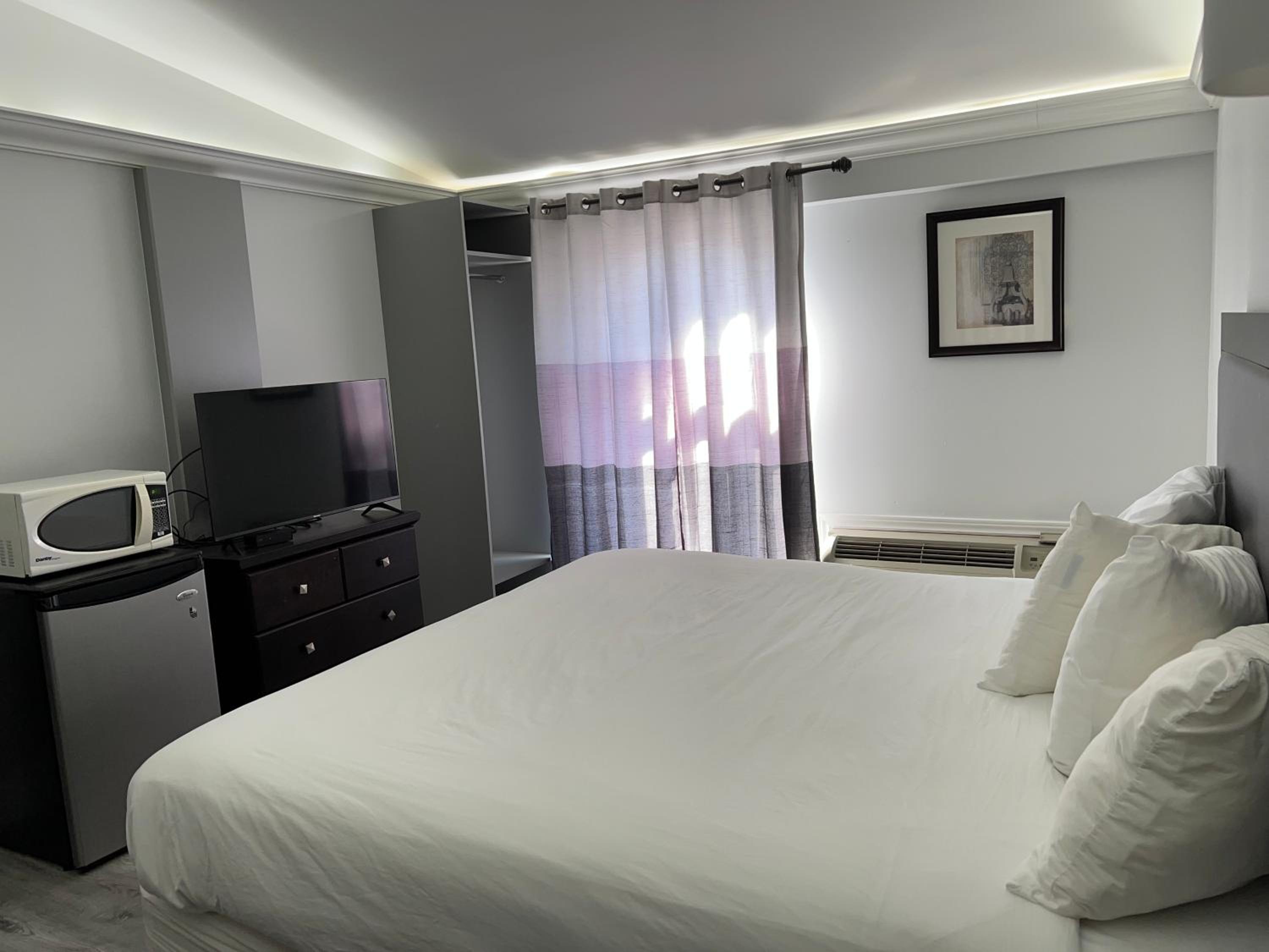 King Room - Non-Smoking - Photo 1