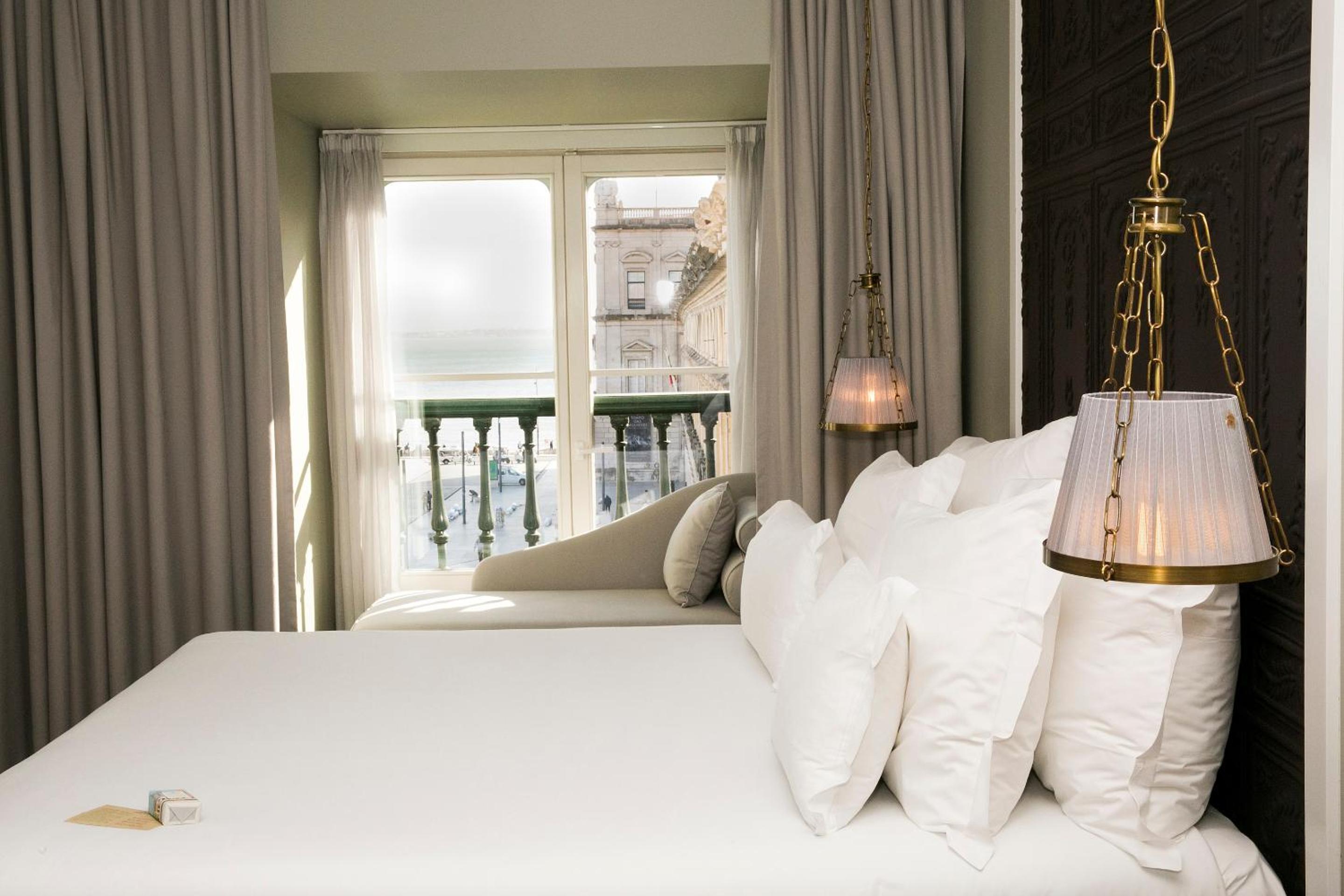 Premium Room with King Size Bed - Photo 5