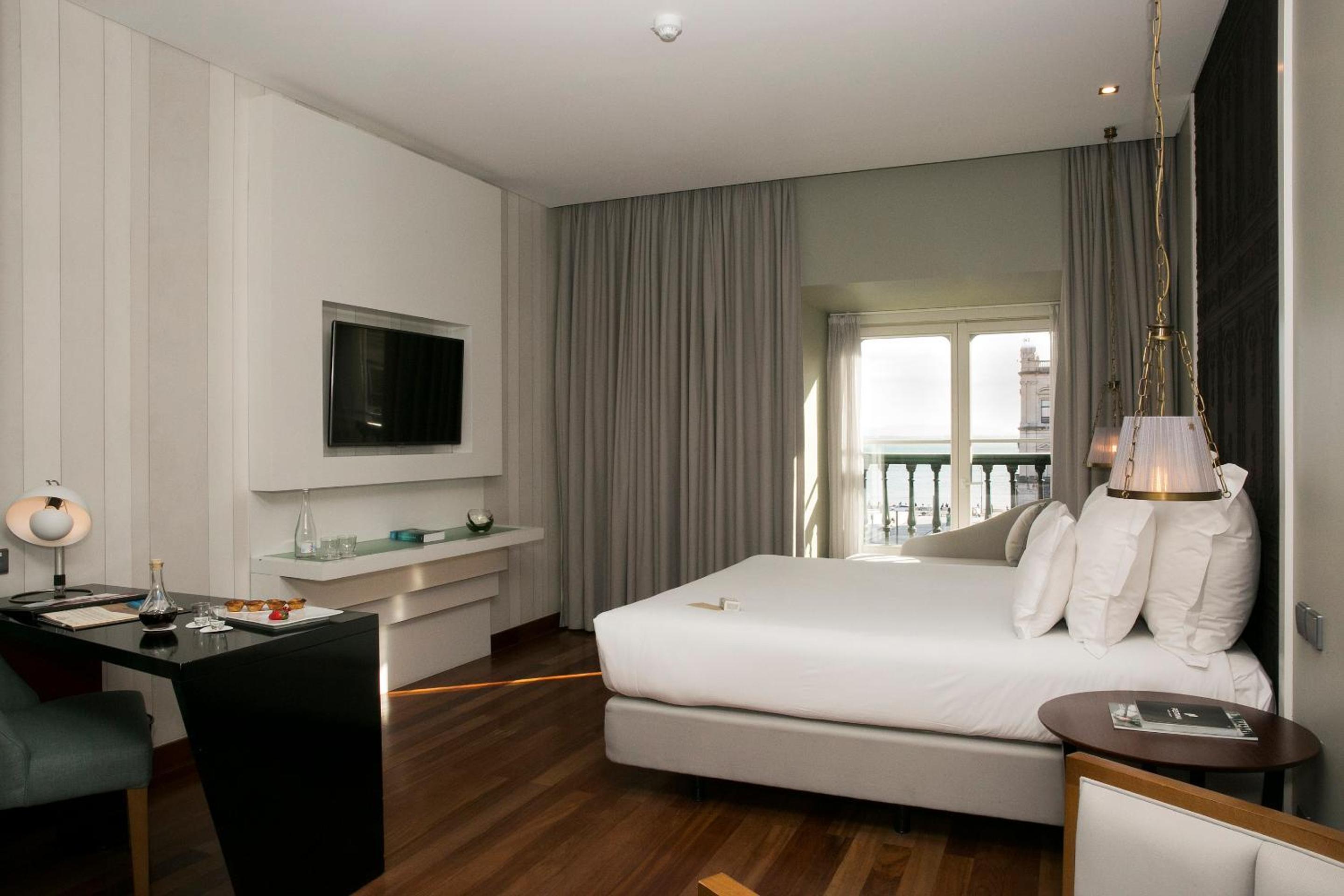 Premium Room with King Size Bed - Photo 9