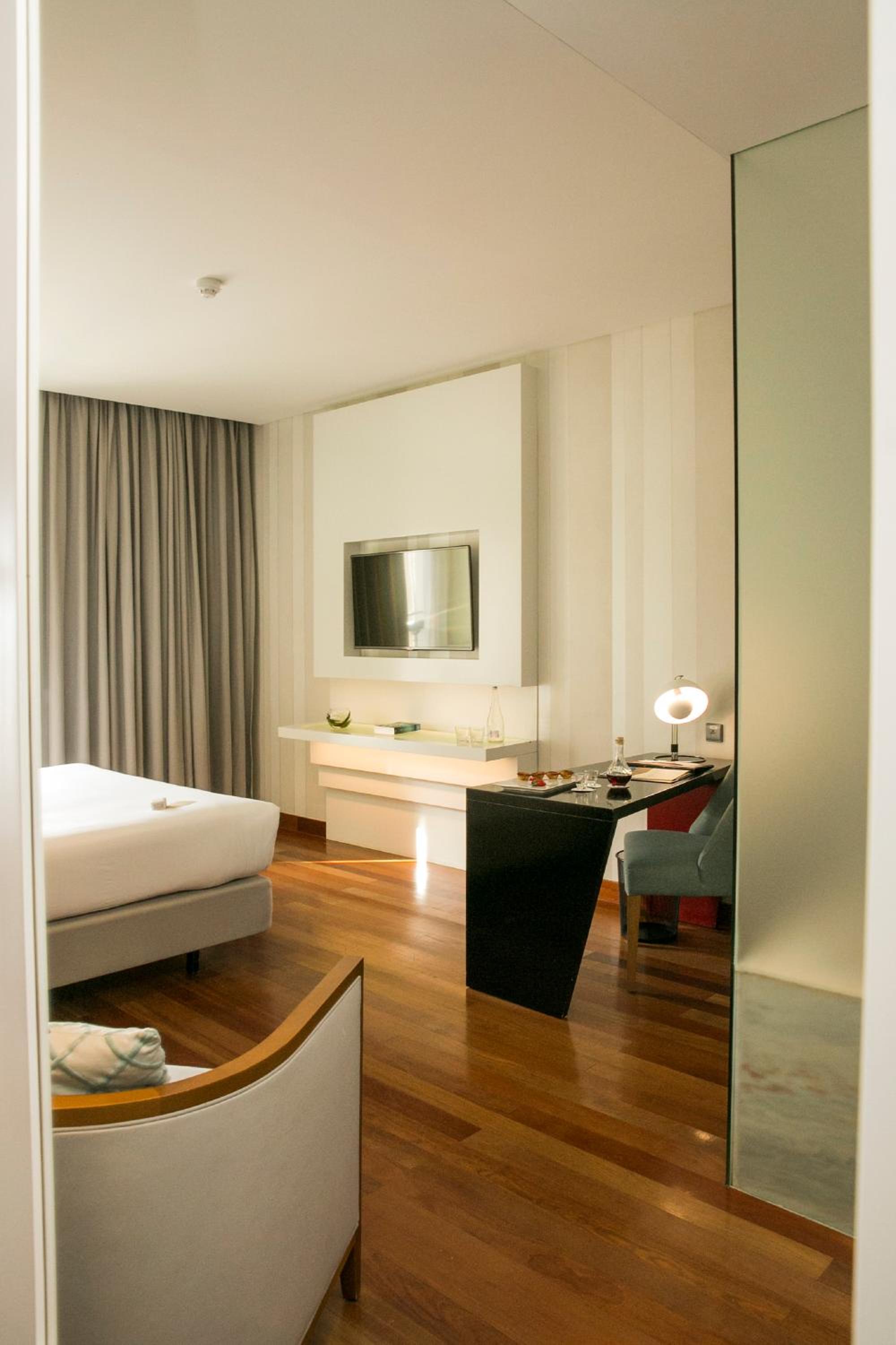 Premium Room with King Size Bed - Photo 8