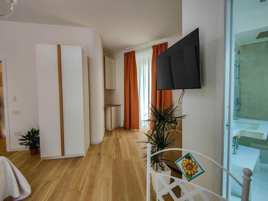 Deluxe Double Room with Balcony and Sea View photo 2