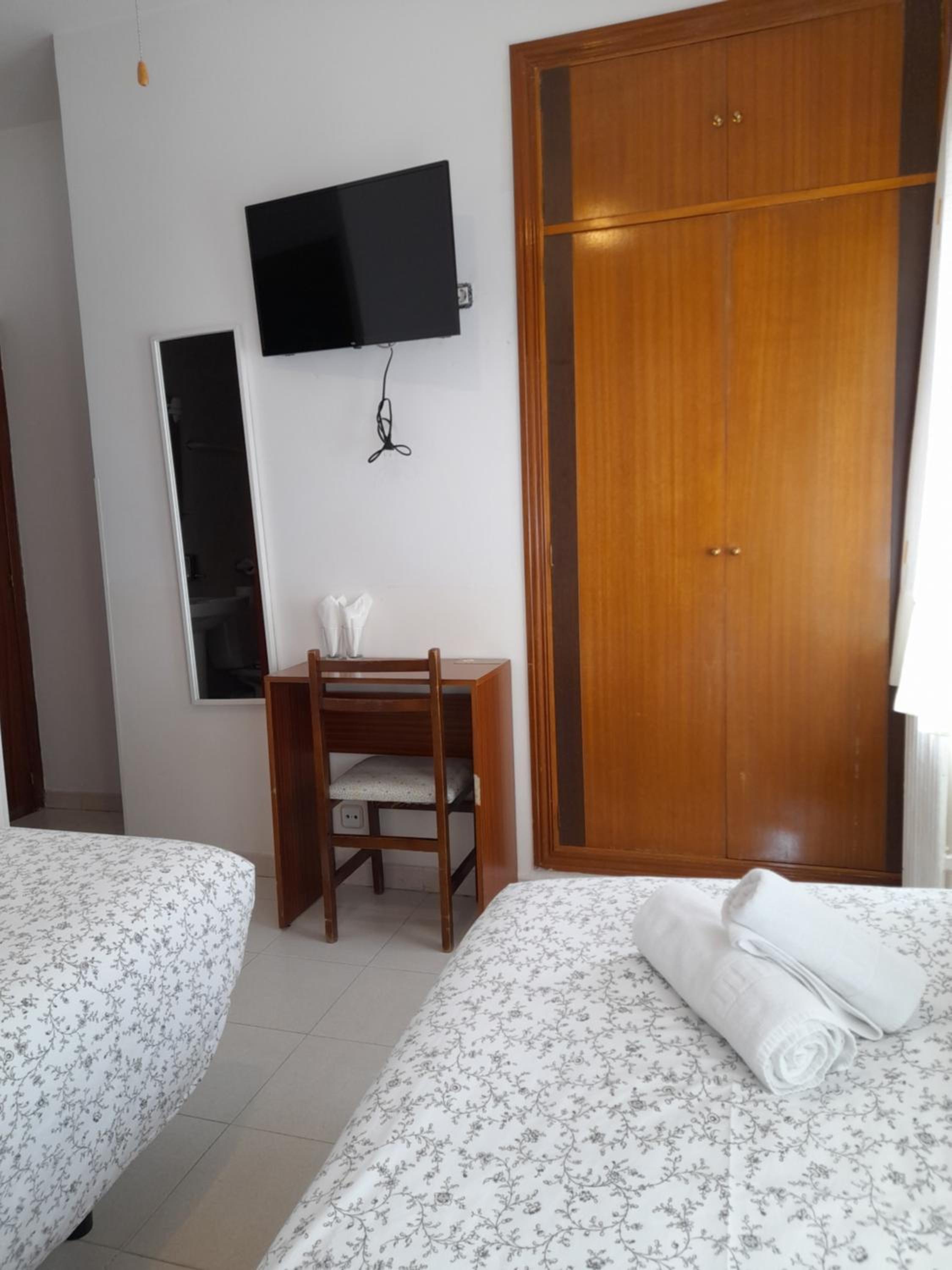 Twin Room - Photo 5