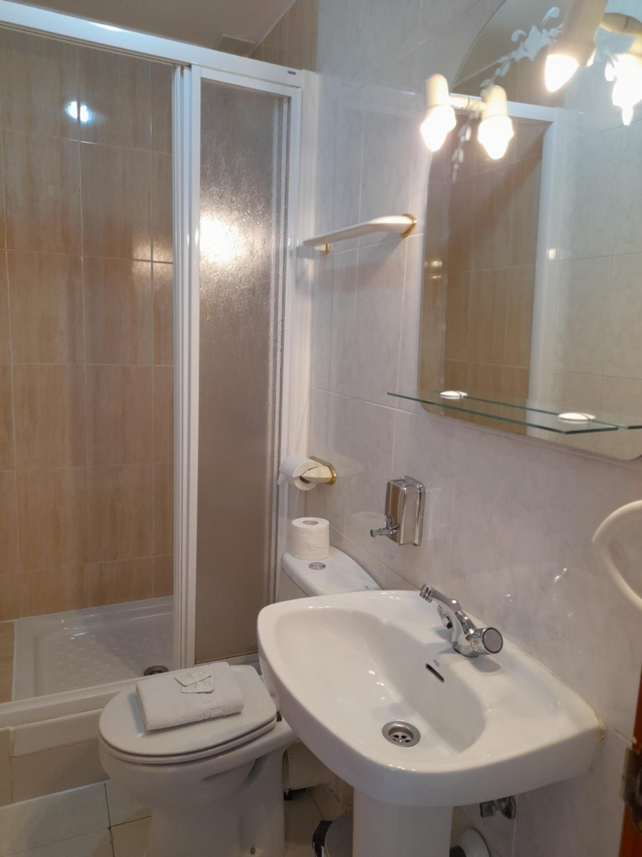 Twin Room - Photo 7
