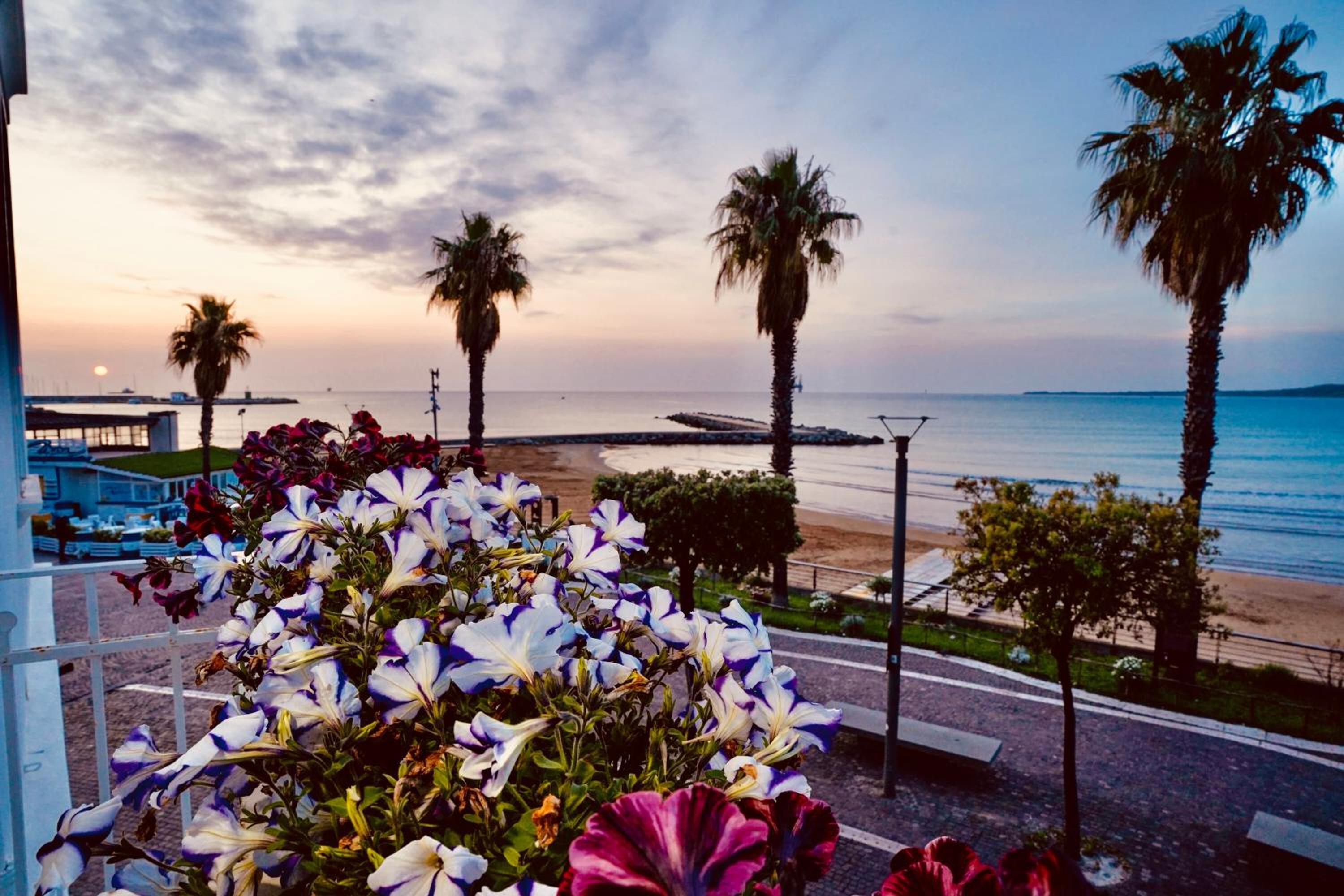 Deluxe Double Room with Balcony and Sea View photo 3