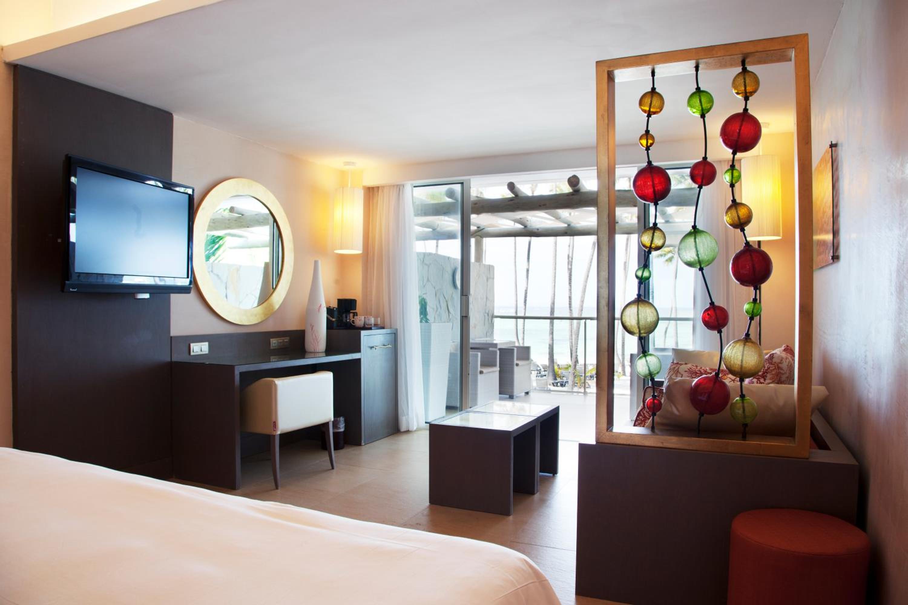 Junior Suite Ocean Front Premium Level (2 Adults + 2 Children) photo 2