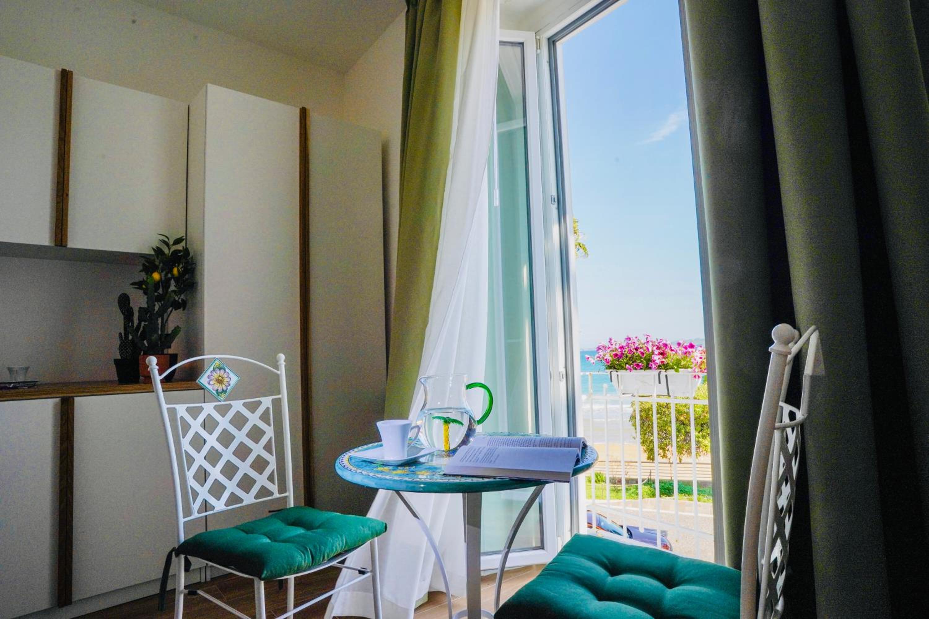 Deluxe Double Room with Balcony and Sea View photo 2