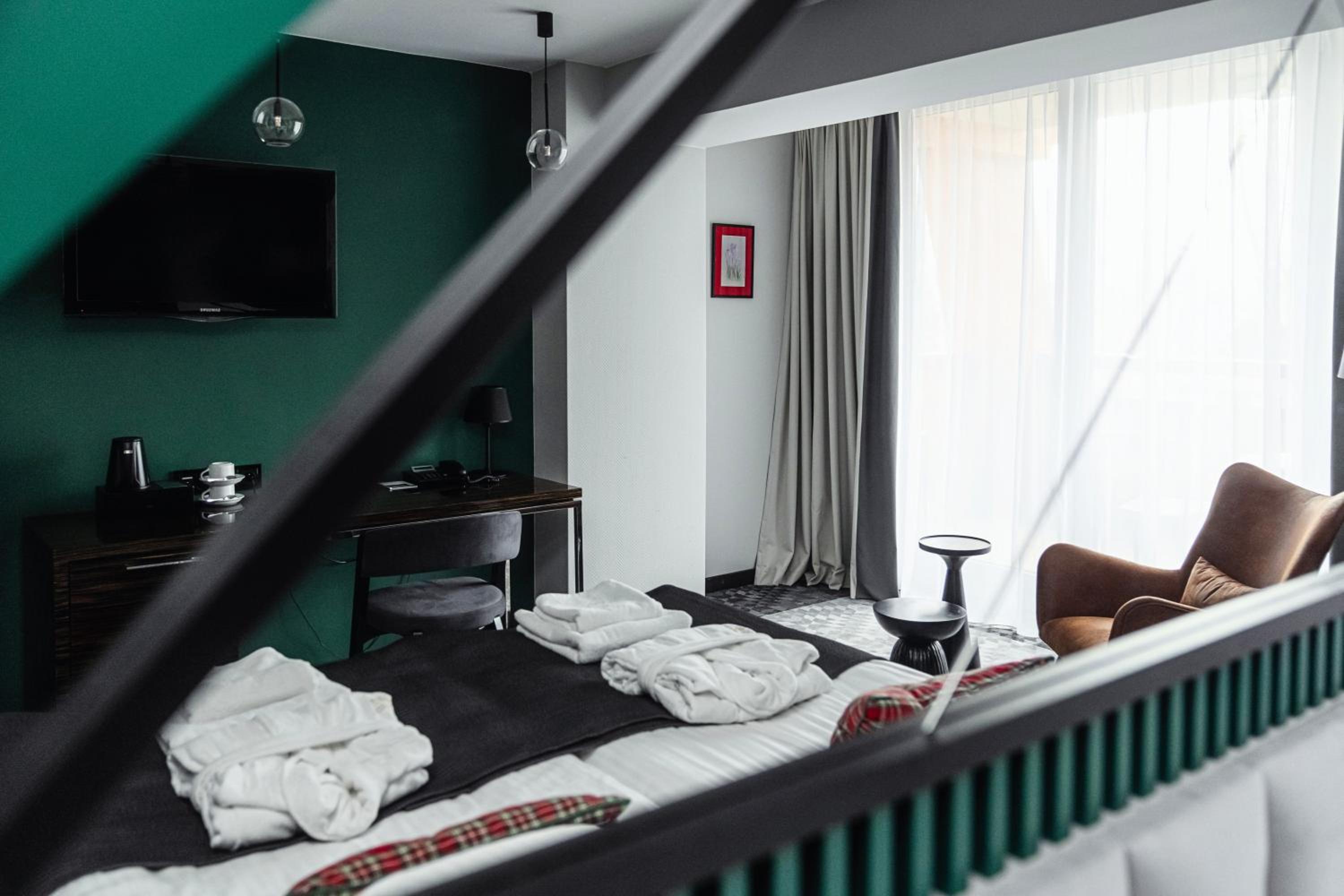 Deluxe Plus Room with View and Balcony - Photo 7