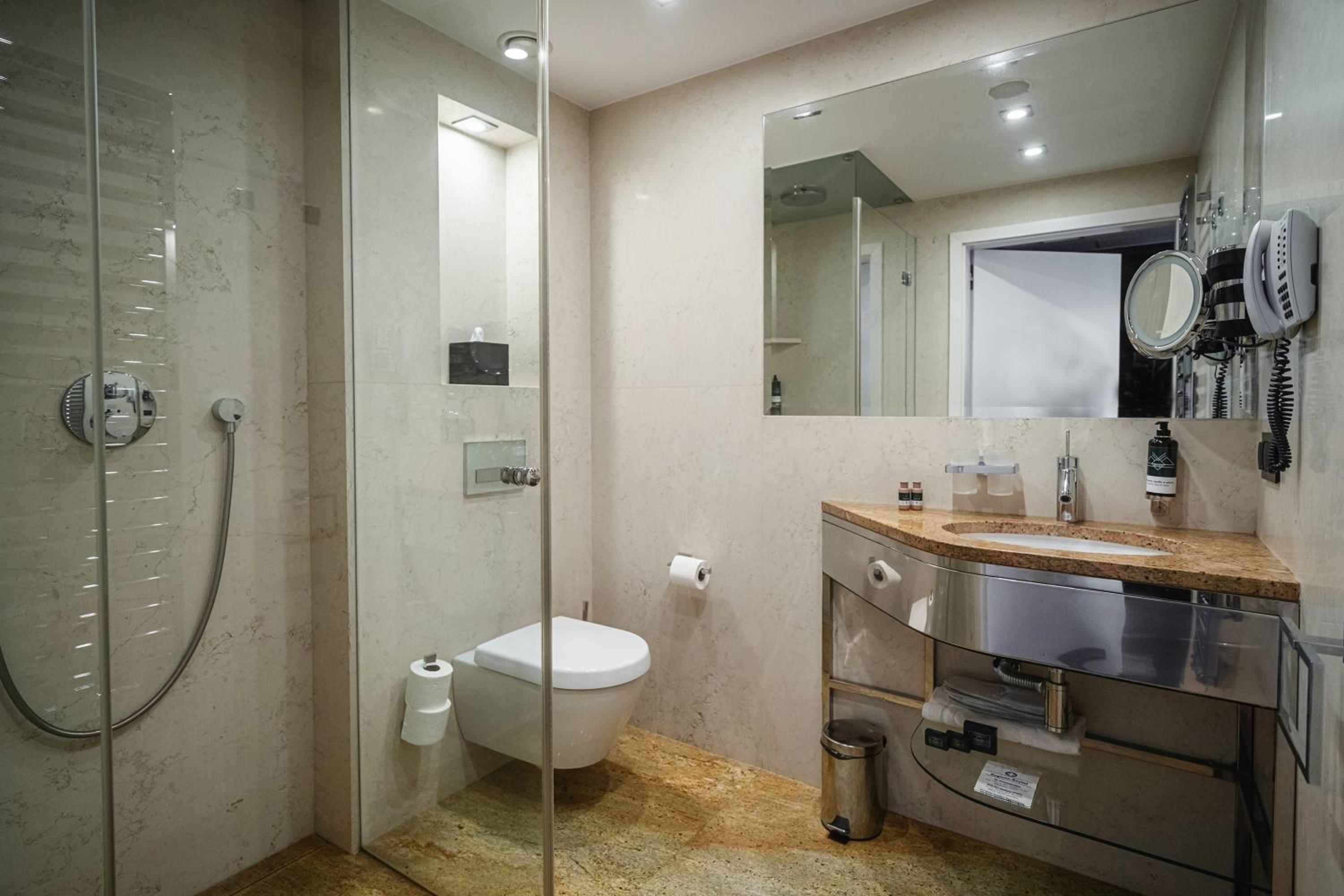 Deluxe Plus Room with View and Balcony - Photo 8