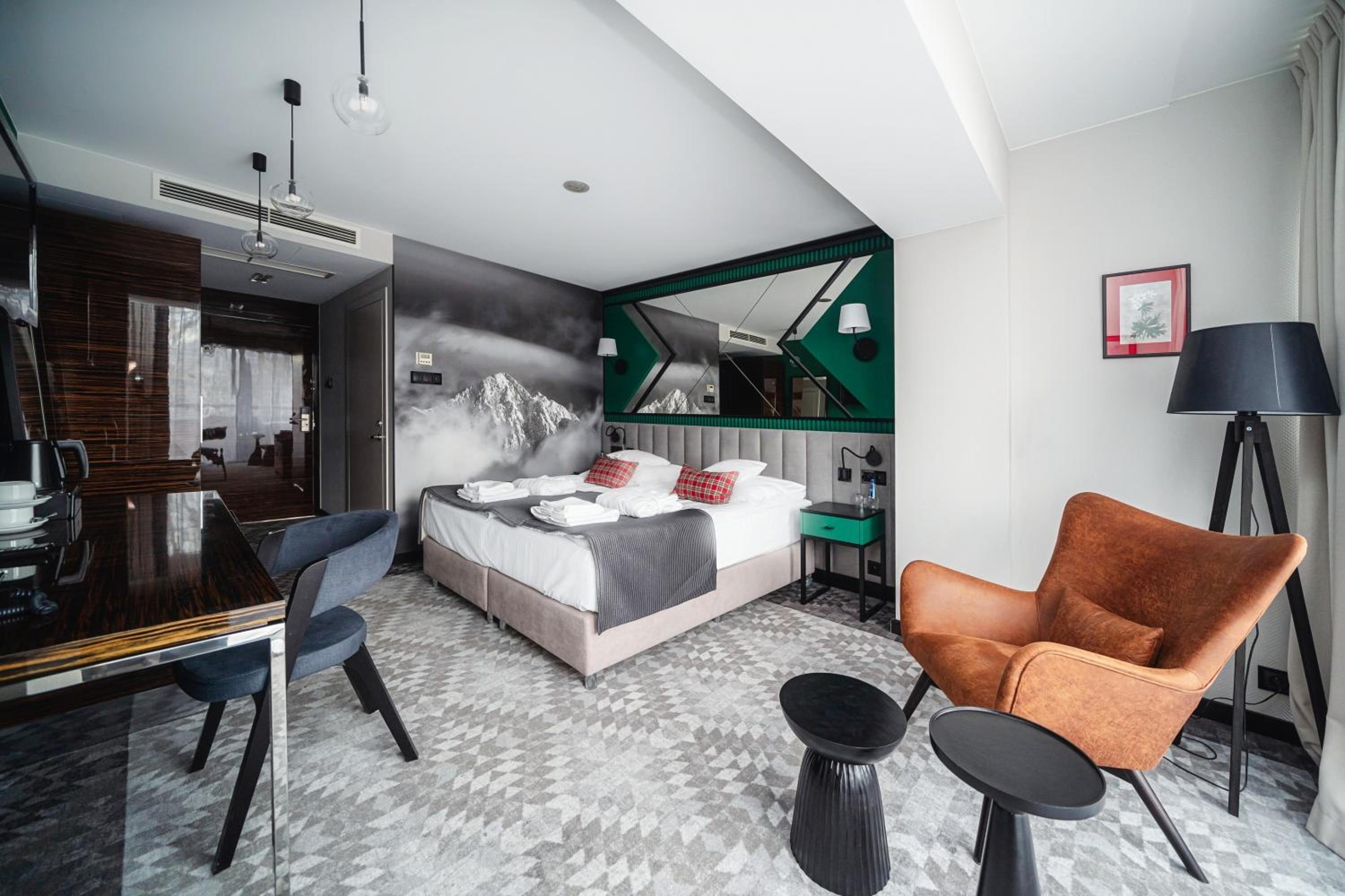 Deluxe Plus Room with View and Balcony - Photo 9