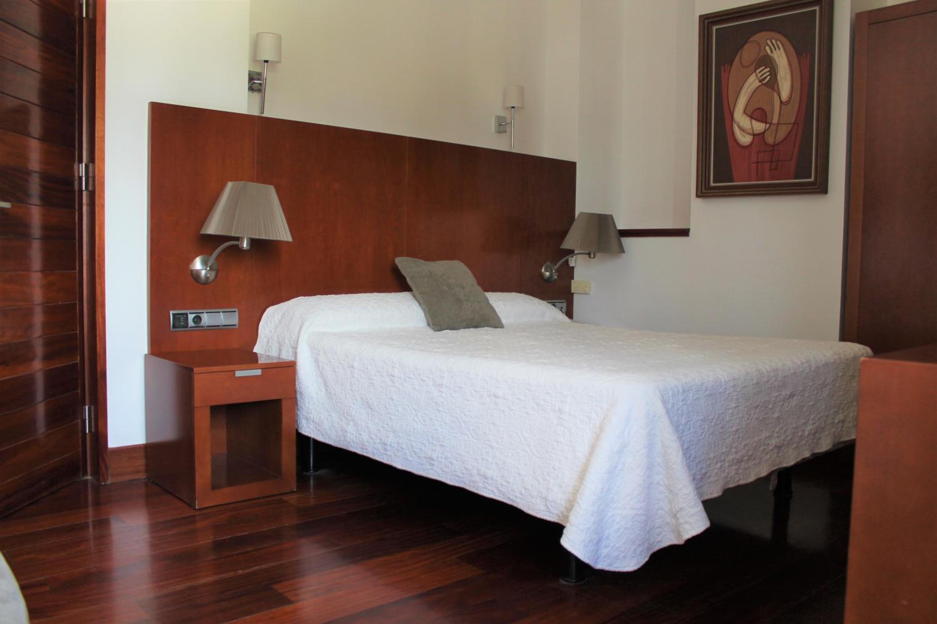 Standard Double Room - Photo 9