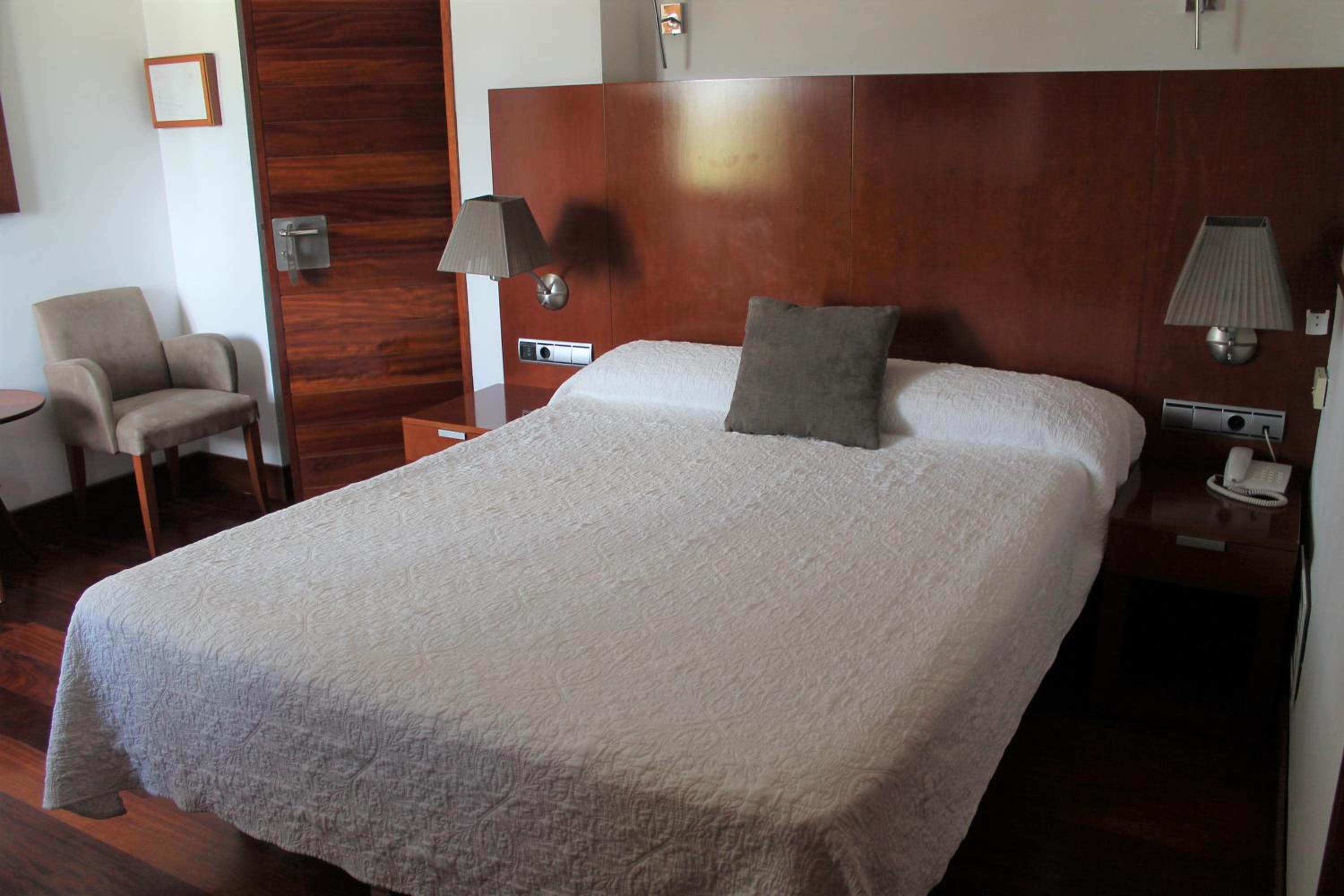 Standard Double Room - Photo 8