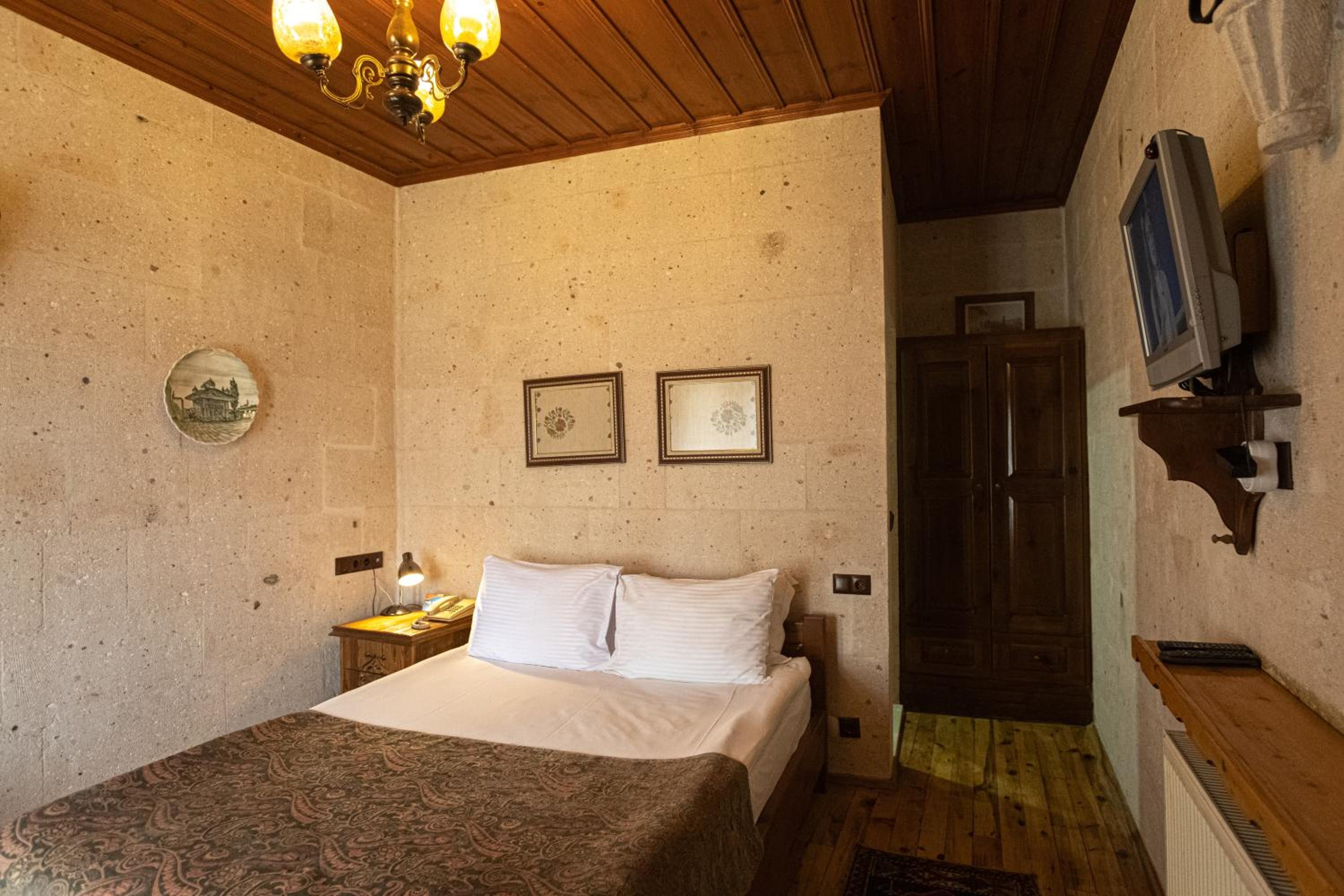 Standard Double Room - Photo 9
