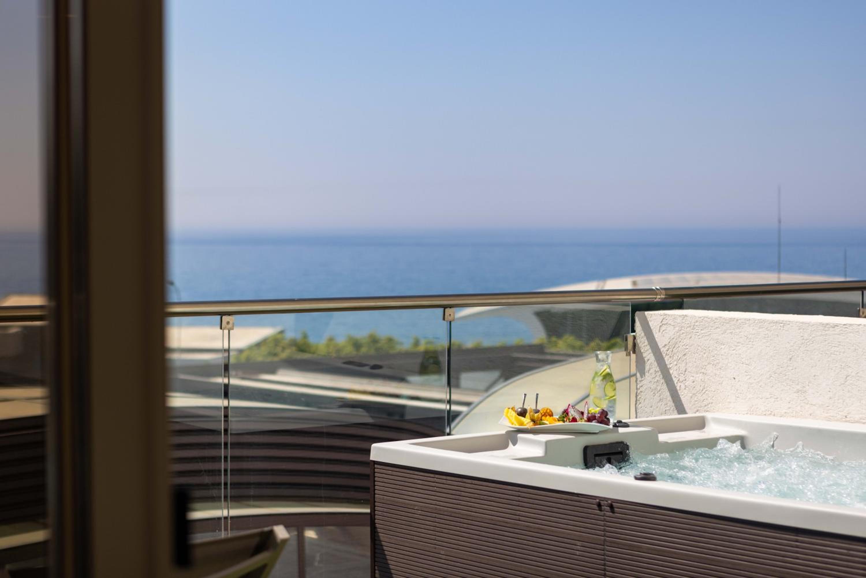 Junior Suite Twin/Double Sea View with Outdoor Whirlpool photo 3