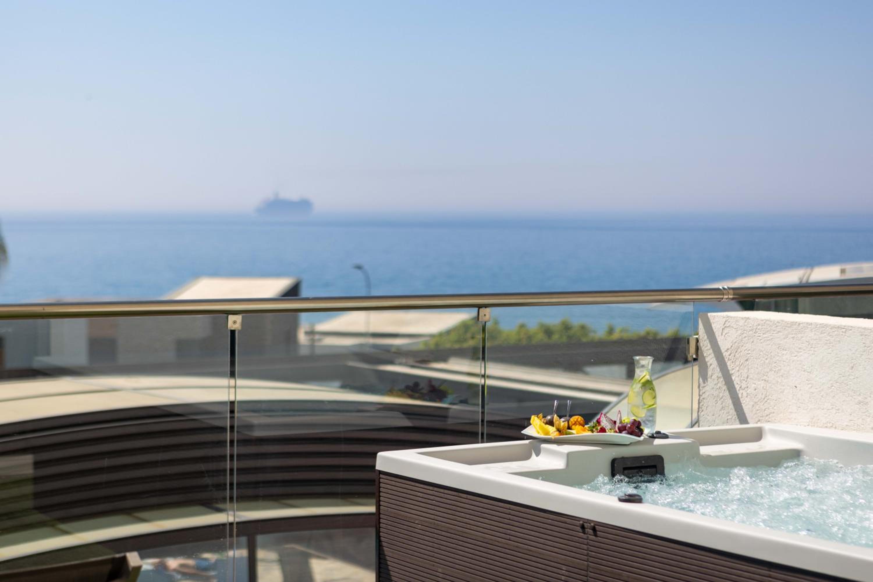 Artemis Suite Sea View with Outdoor Whirlpool photo 3