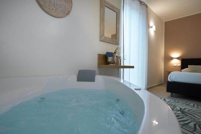 Double Room with Spa Bath - Photo 3