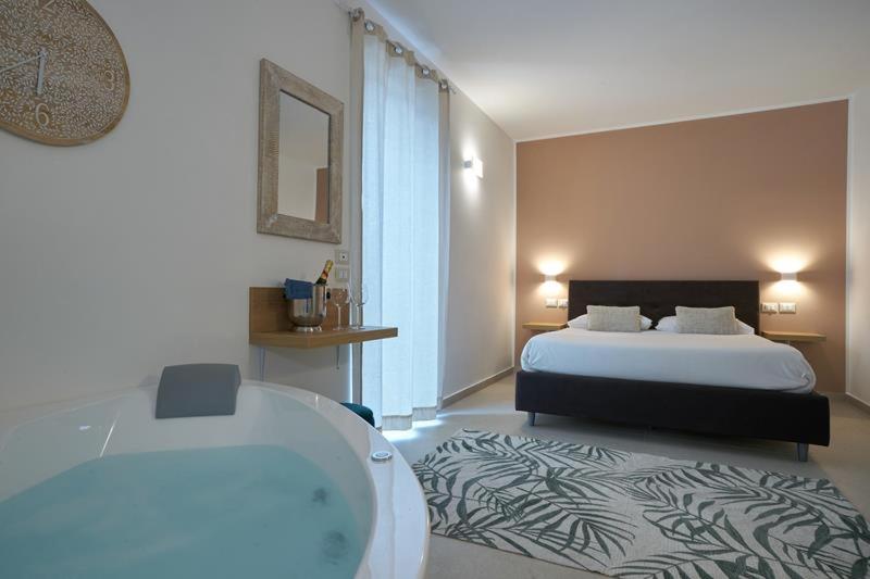 Double Room with Spa Bath - Photo 1