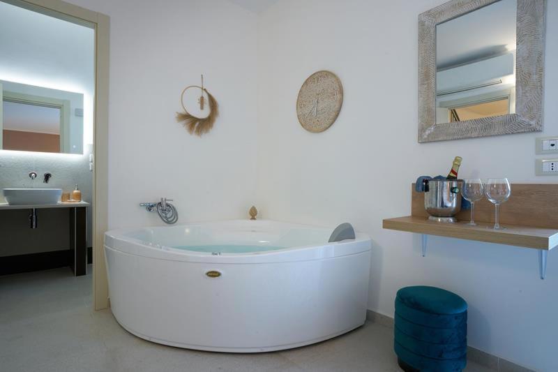 Double Room with Spa Bath - Photo 4