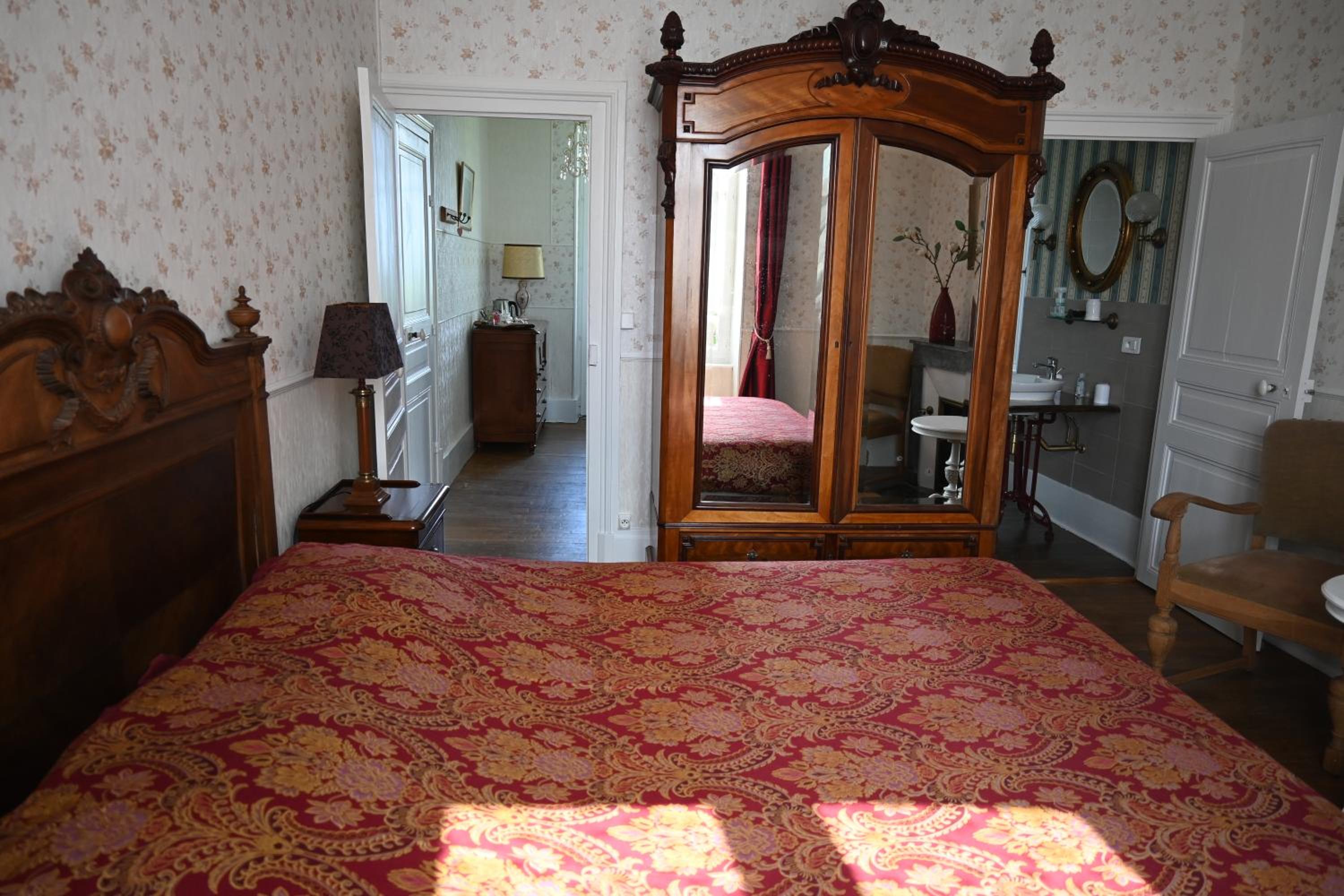 Deluxe King Room photo 1