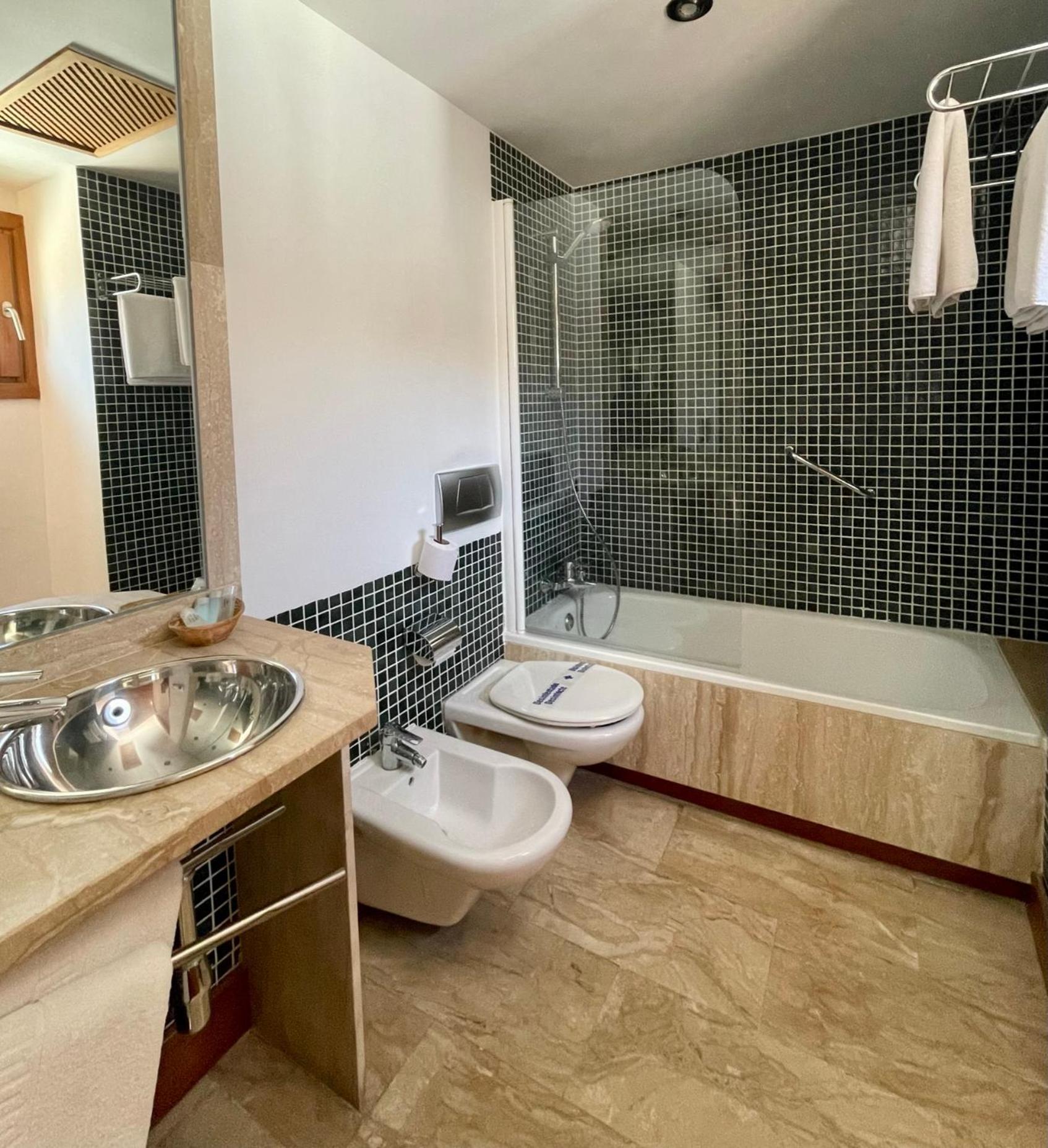 Standard Twin Room - Photo 4