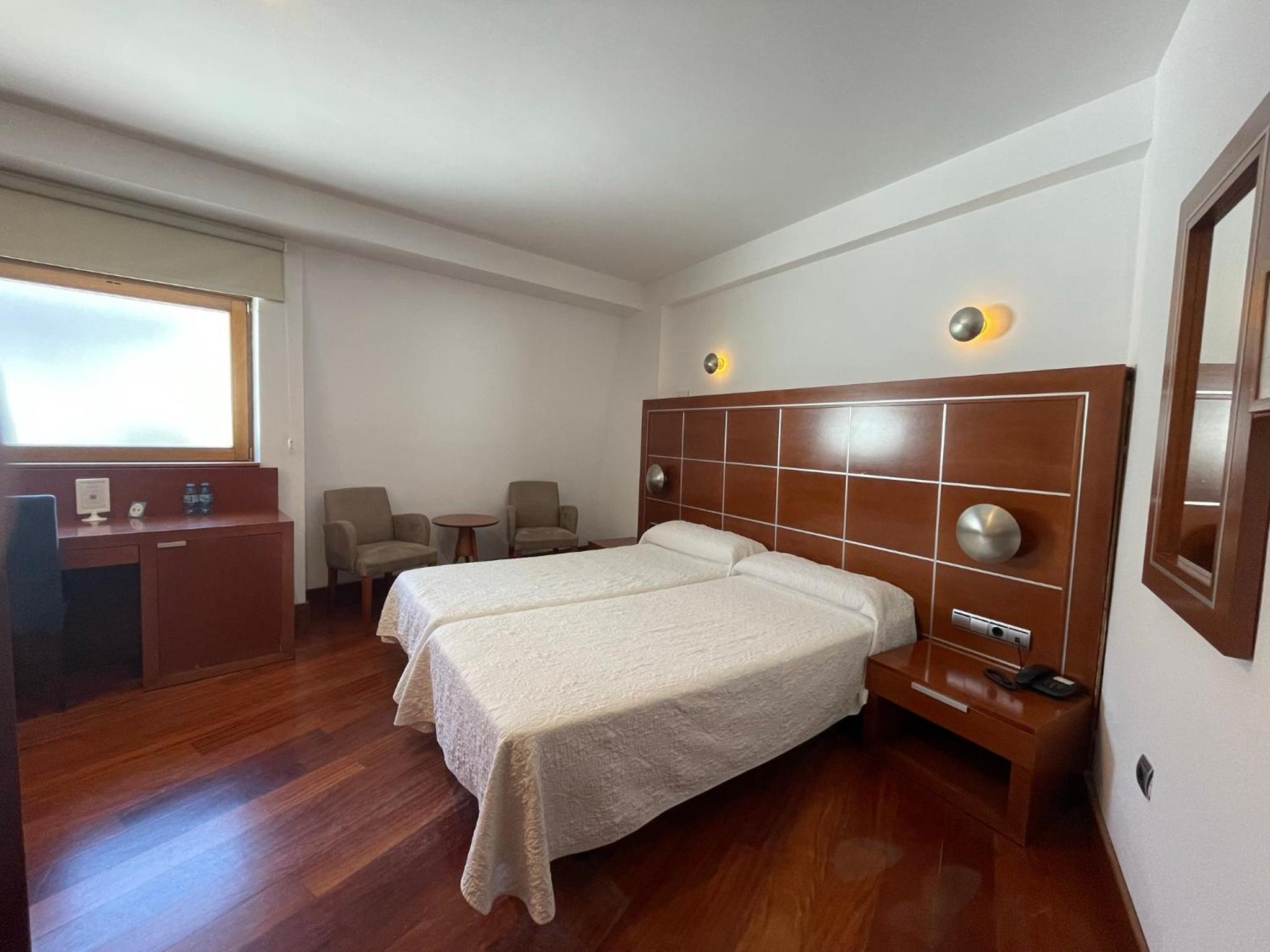 Standard Twin Room - Photo 3
