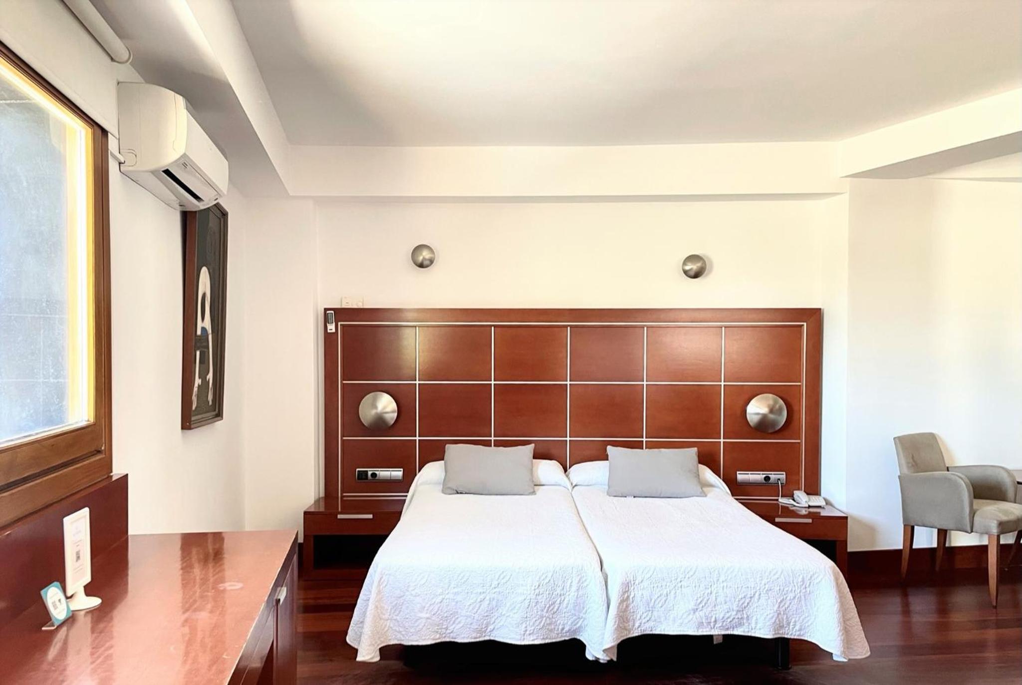 Standard Twin Room - Photo 1