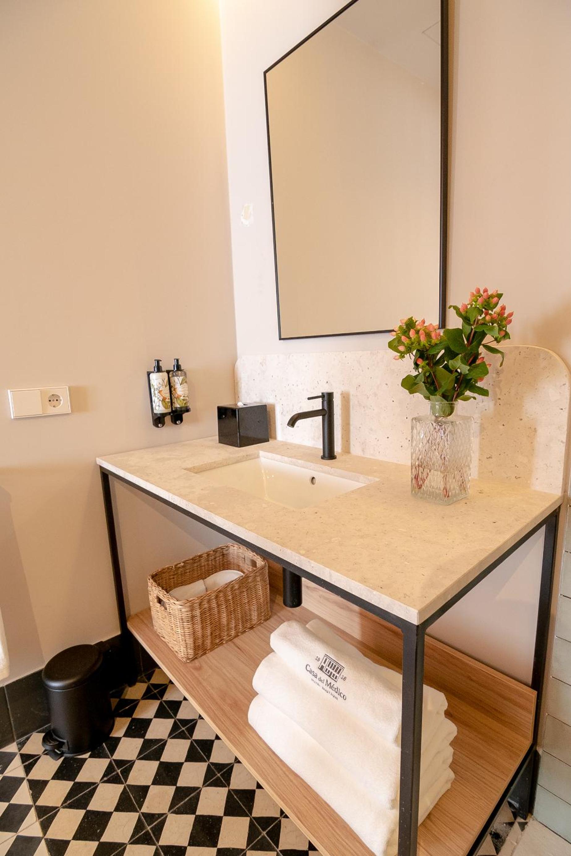 Standard Double Room - Photo 2
