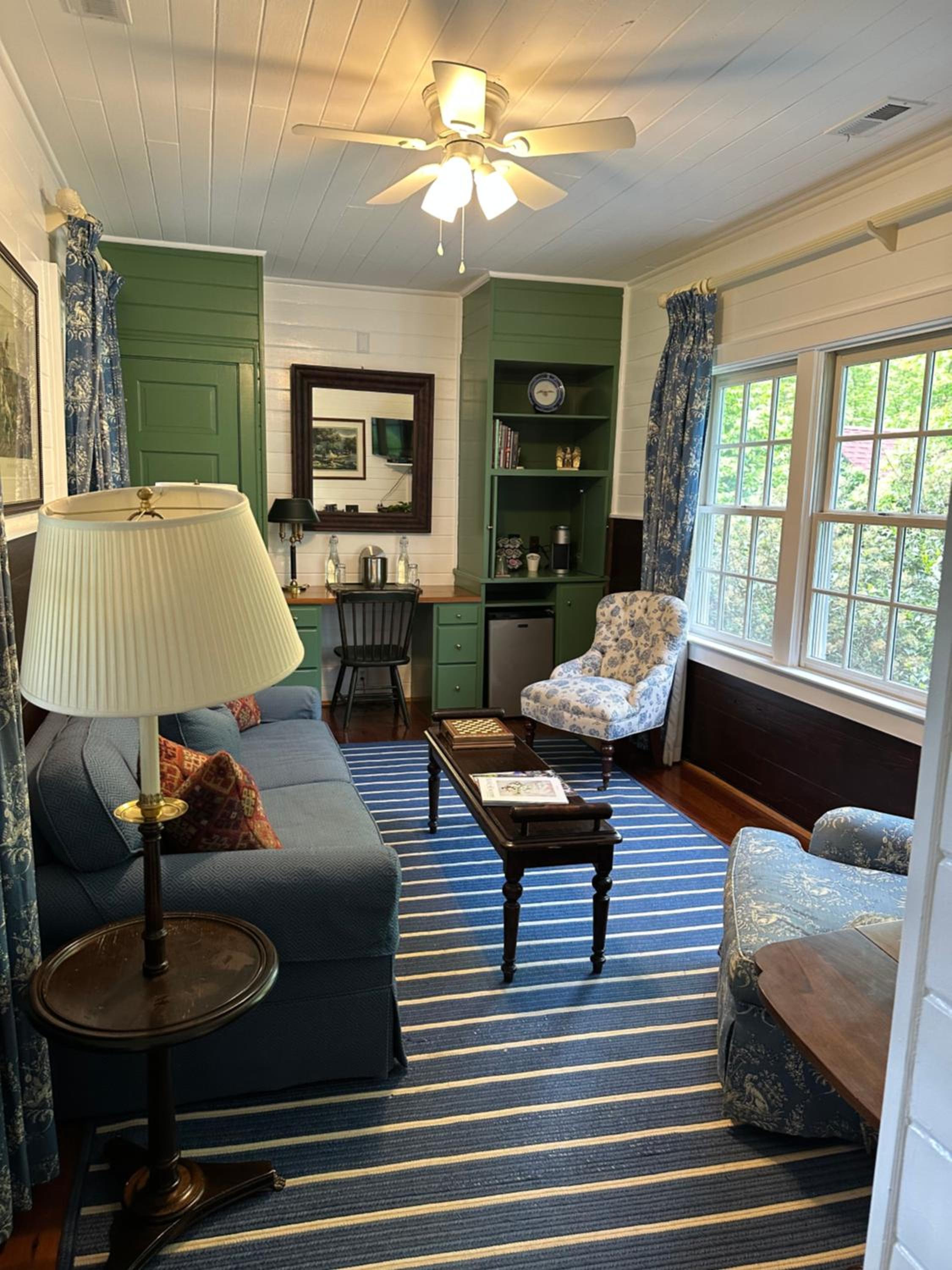 Stallion Queen Suite photo 3